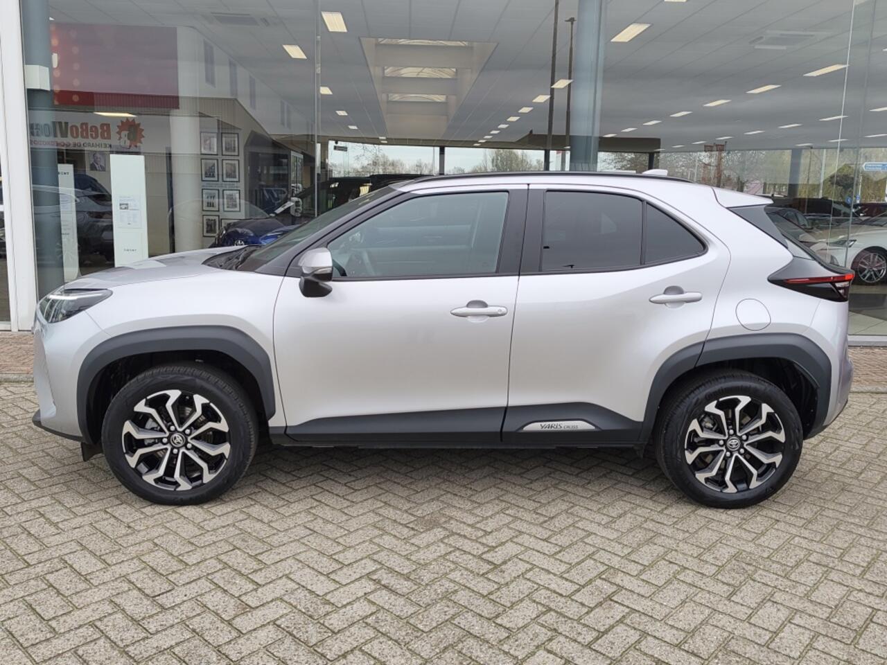 Toyota YARIS Cross 1.5 Hybrid 115 First Edition | Sensoren v/a | Android Auto | Stu