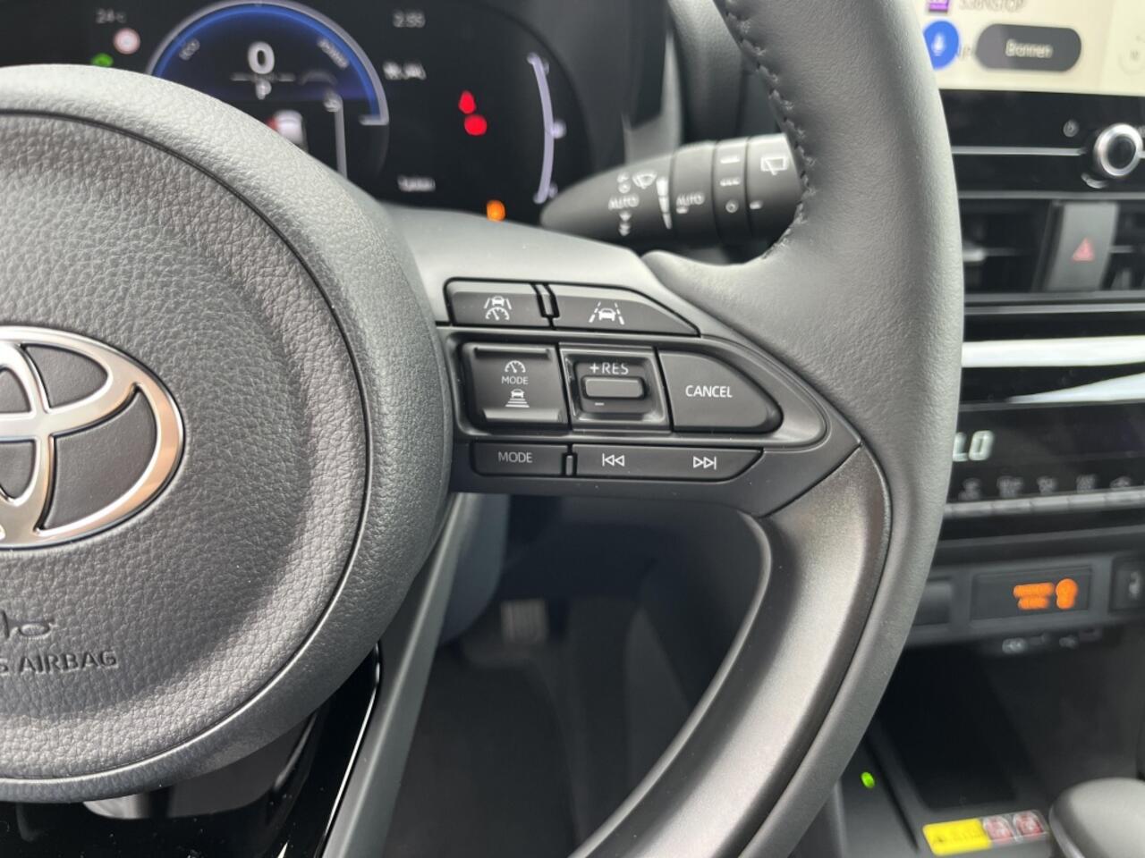 Toyota YARIS Cross 1.5 Hybride 130 pk Black Edition, Safety + Winter pakket.