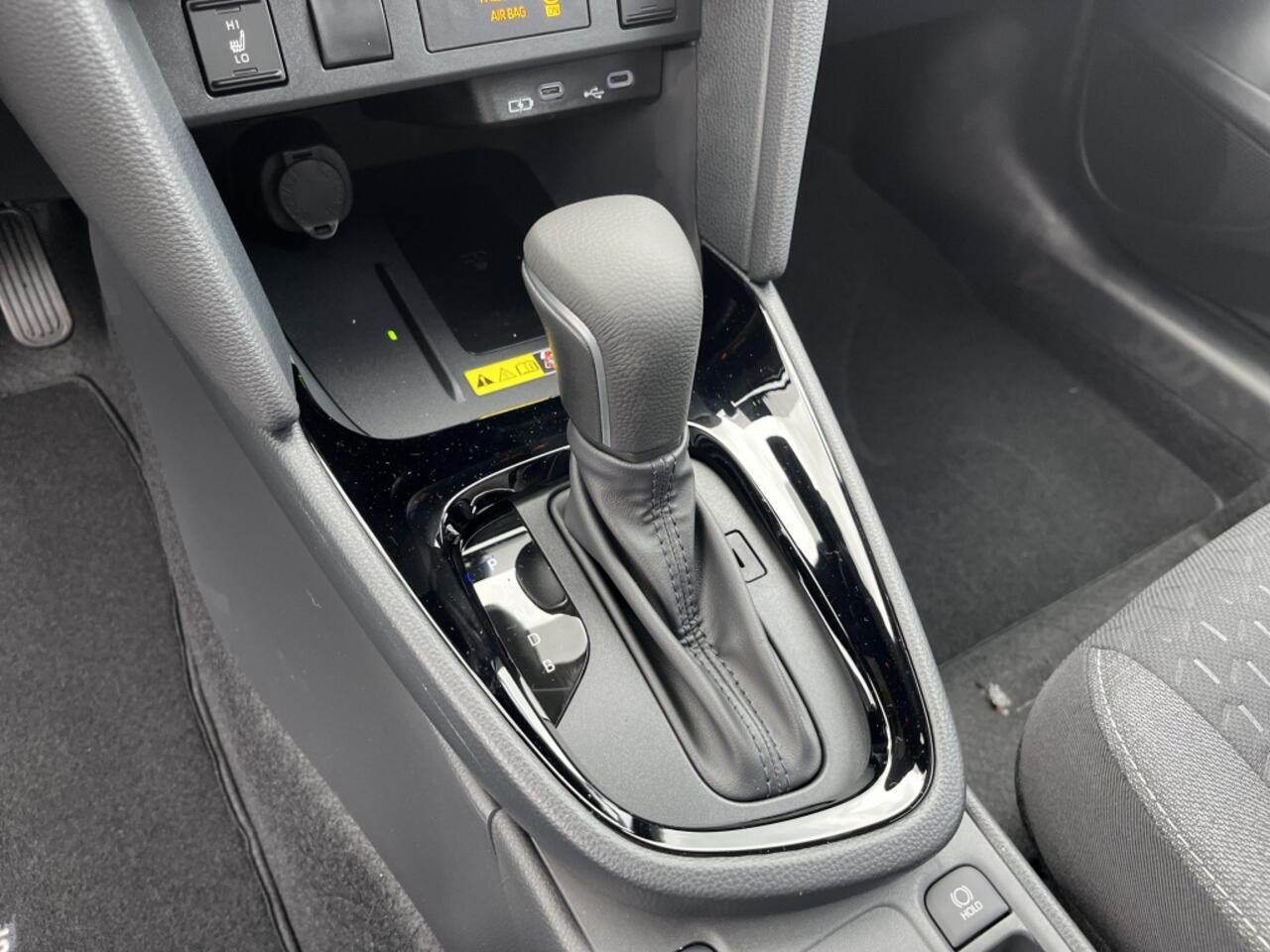 Toyota YARIS Cross 1.5 Hybride 130 pk Black Edition, Safety + Winter pakket.