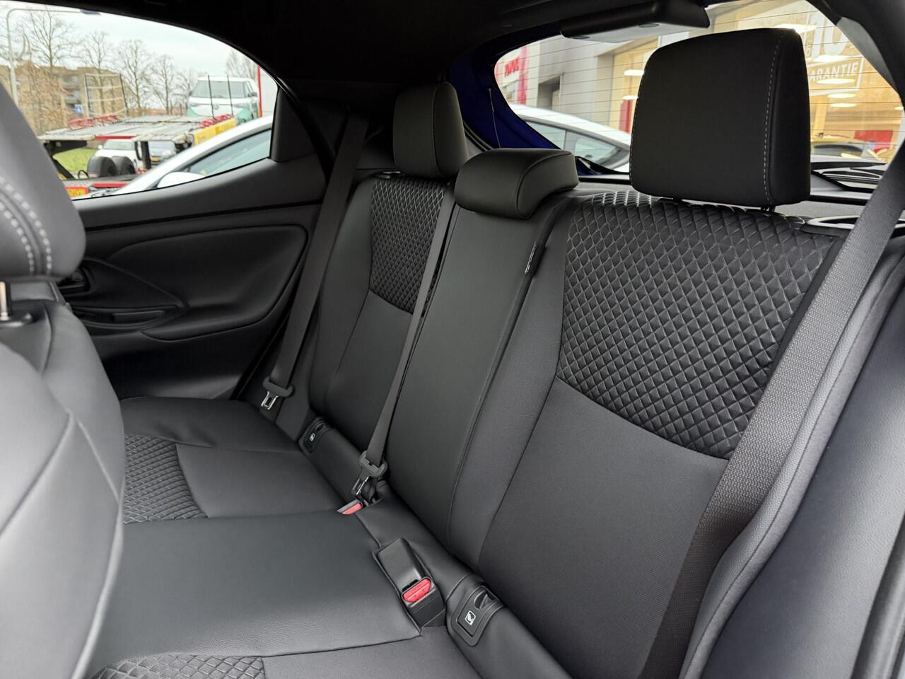 Toyota YARIS 1.5 Hybrid 130 Executive Gloednieuw | Dodehoek | sportstoel | 130 PK | Op voorraad | BTW auto