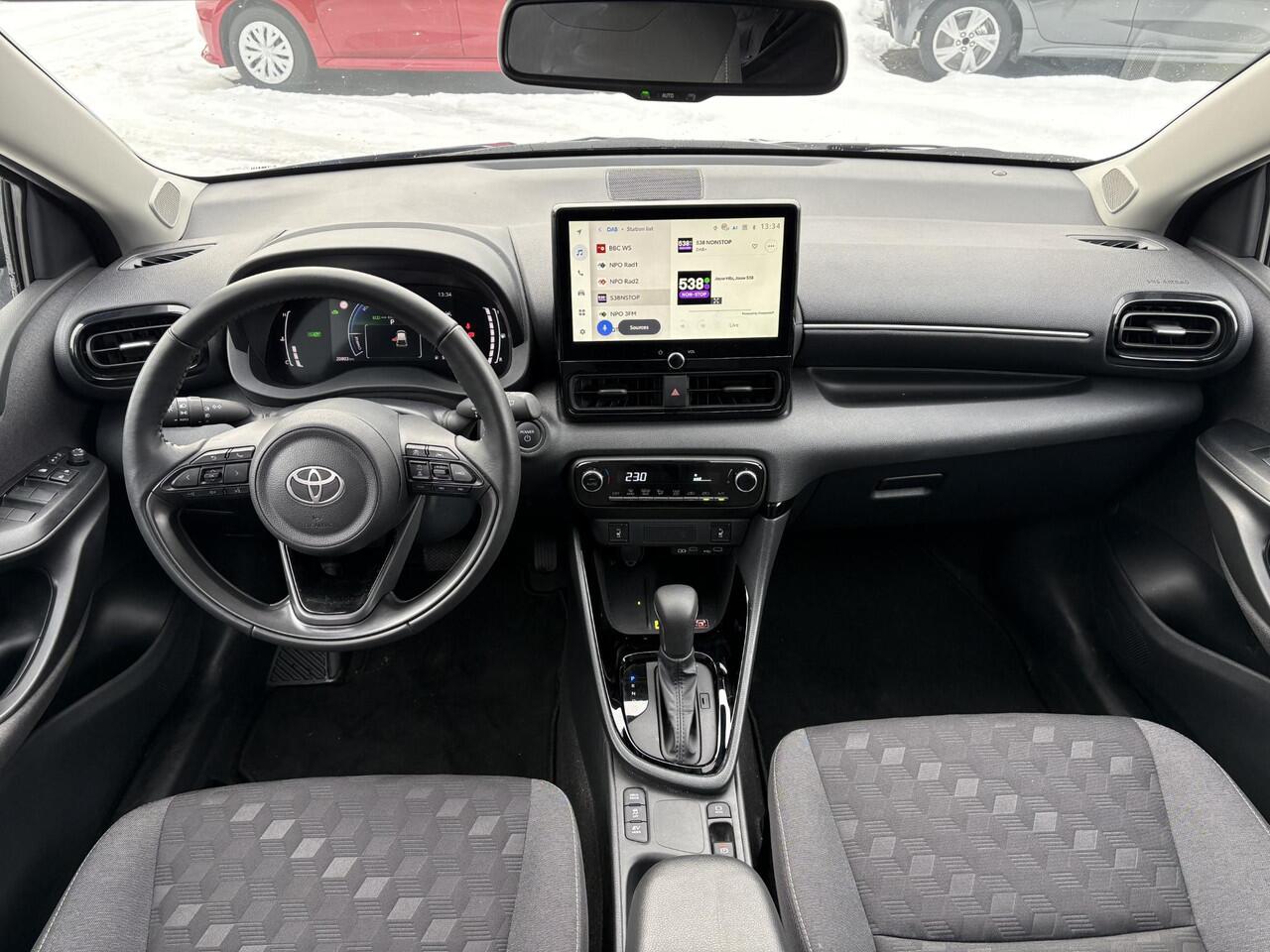 Toyota YARIS 1.5 Hybrid 115 Dynamic **STOEL EN STUURWIELVERWARMING/ KEYLESS/ PARKEERSENSOREN**