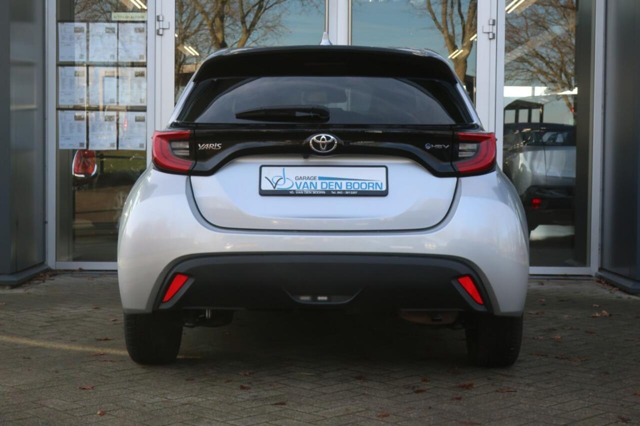 Toyota YARIS 1.5 HYBRID, Navi, Clima, LED Verlichting, etc.