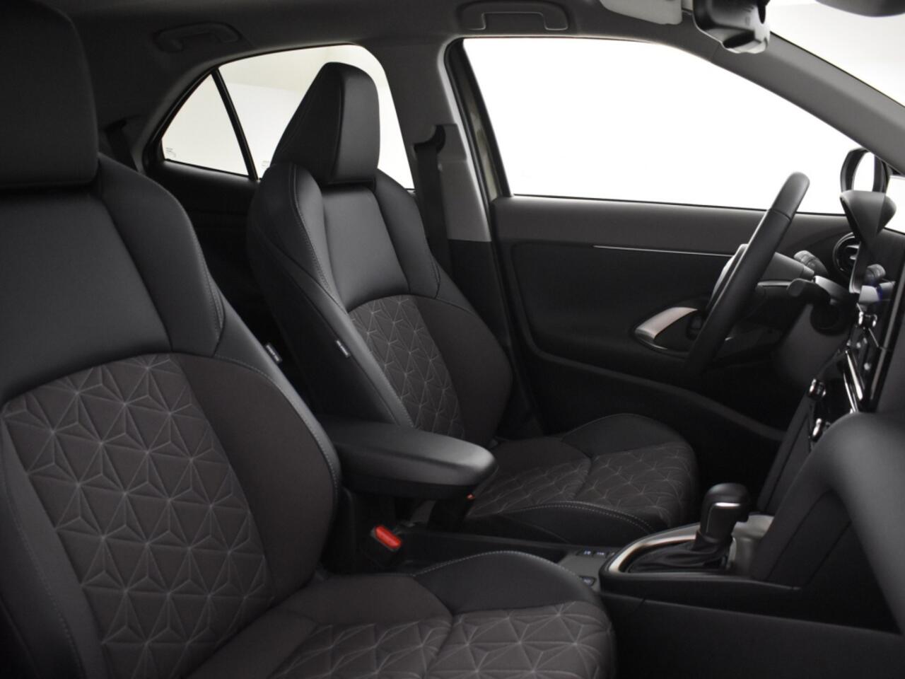 Toyota YARIS Cross 1.5 Hybrid 130 Executive | PDC V+A | half leder | Blindspot |