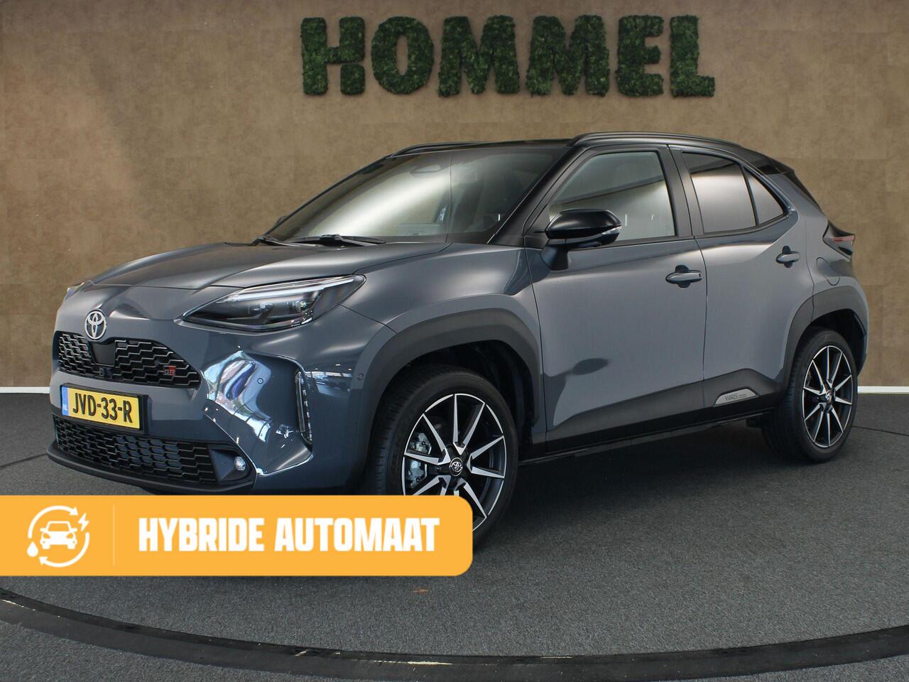 Toyota YARIS Cross 1.5 Hybrid 130 GR SPORT - NIEUW EN DIRECT UIT VOORRAAD LEVERBAAR - PANORAMADAK - PARKEERSENSOREN VOOR EN ACHTER - HEAD-UP DISPLAY - JBL GELUIDSINSTALLATIE - 360 GRADEN CAMERA - ELEKTRISCHE ACHTERKLEP - VOORRUIT, STOEL EN STUUR VERWARMING - DODEHOEK 