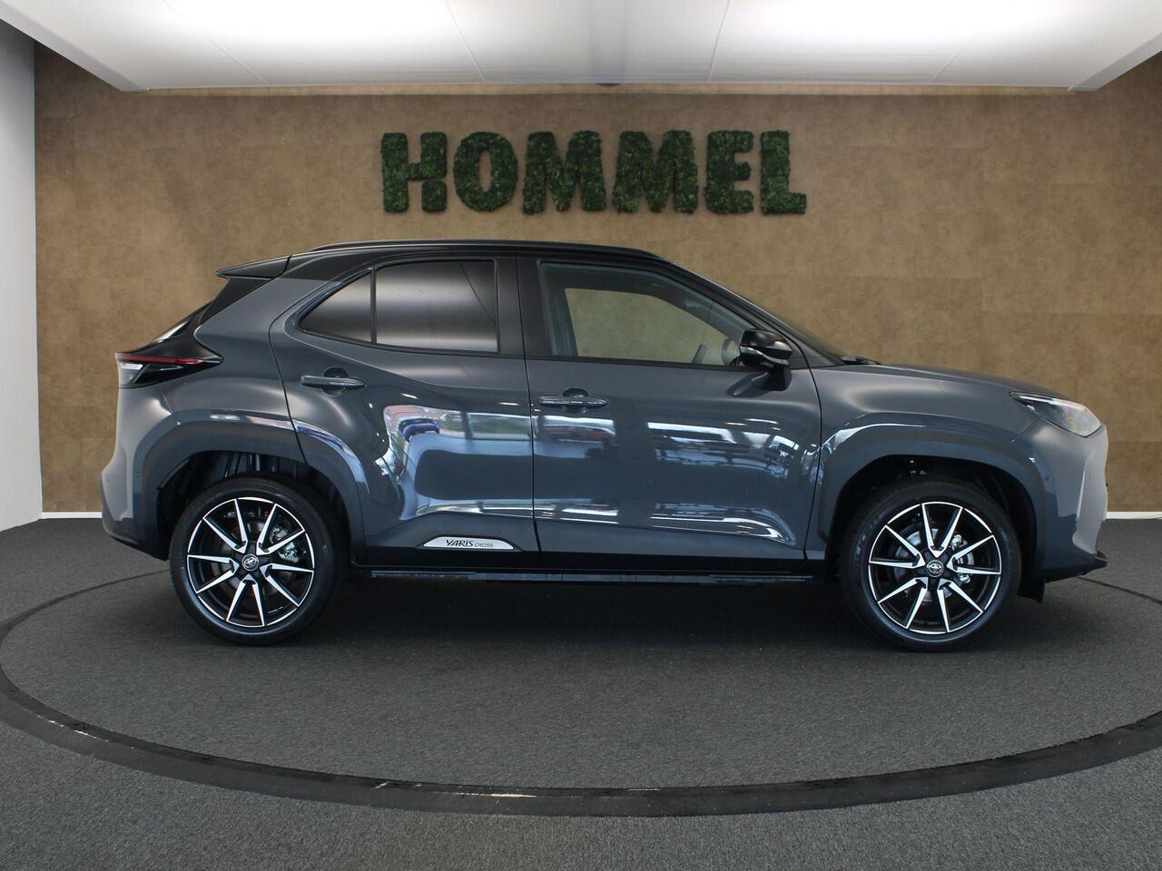 Toyota YARIS Cross 1.5 Hybrid 130 GR SPORT - NIEUW EN DIRECT UIT VOORRAAD LEVERBAAR - PANORAMADAK - PARKEERSENSOREN VOOR EN ACHTER - HEAD-UP DISPLAY - JBL GELUIDSINSTALLATIE - 360 GRADEN CAMERA - ELEKTRISCHE ACHTERKLEP - VOORRUIT, STOEL EN STUUR VERWARMING - DODEHOEK 