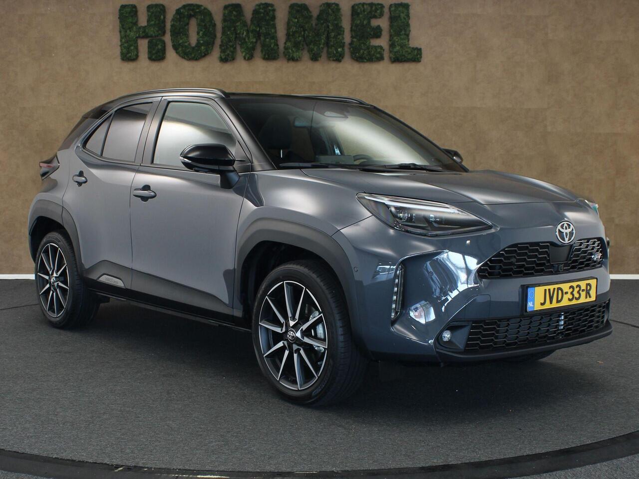 Toyota YARIS Cross 1.5 Hybrid 130 GR SPORT - NIEUW EN DIRECT UIT VOORRAAD LEVERBAAR - PANORAMADAK - PARKEERSENSOREN VOOR EN ACHTER - HEAD-UP DISPLAY - JBL GELUIDSINSTALLATIE - 360 GRADEN CAMERA - ELEKTRISCHE ACHTERKLEP - VOORRUIT, STOEL EN STUUR VERWARMING - DODEHOEK 