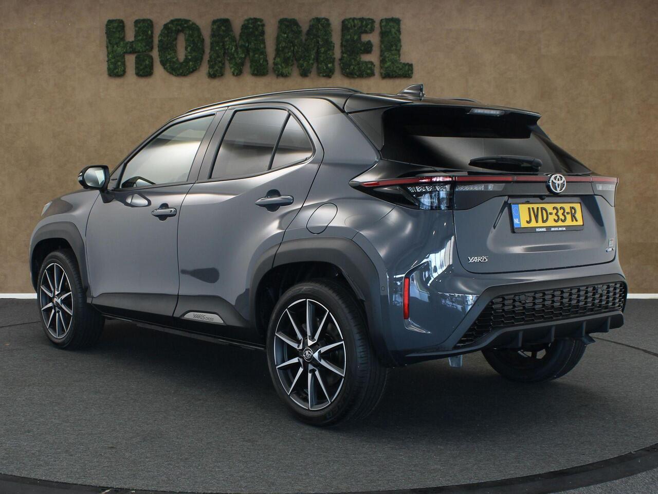 Toyota YARIS Cross 1.5 Hybrid 130 GR SPORT - NIEUW EN DIRECT UIT VOORRAAD LEVERBAAR - PANORAMADAK - PARKEERSENSOREN VOOR EN ACHTER - HEAD-UP DISPLAY - JBL GELUIDSINSTALLATIE - 360 GRADEN CAMERA - ELEKTRISCHE ACHTERKLEP - VOORRUIT, STOEL EN STUUR VERWARMING - DODEHOEK 