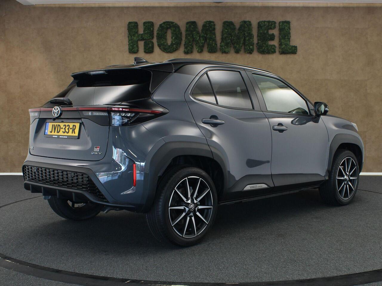 Toyota YARIS Cross 1.5 Hybrid 130 GR SPORT - NIEUW EN DIRECT UIT VOORRAAD LEVERBAAR - PANORAMADAK - PARKEERSENSOREN VOOR EN ACHTER - HEAD-UP DISPLAY - JBL GELUIDSINSTALLATIE - 360 GRADEN CAMERA - ELEKTRISCHE ACHTERKLEP - VOORRUIT, STOEL EN STUUR VERWARMING - DODEHOEK 