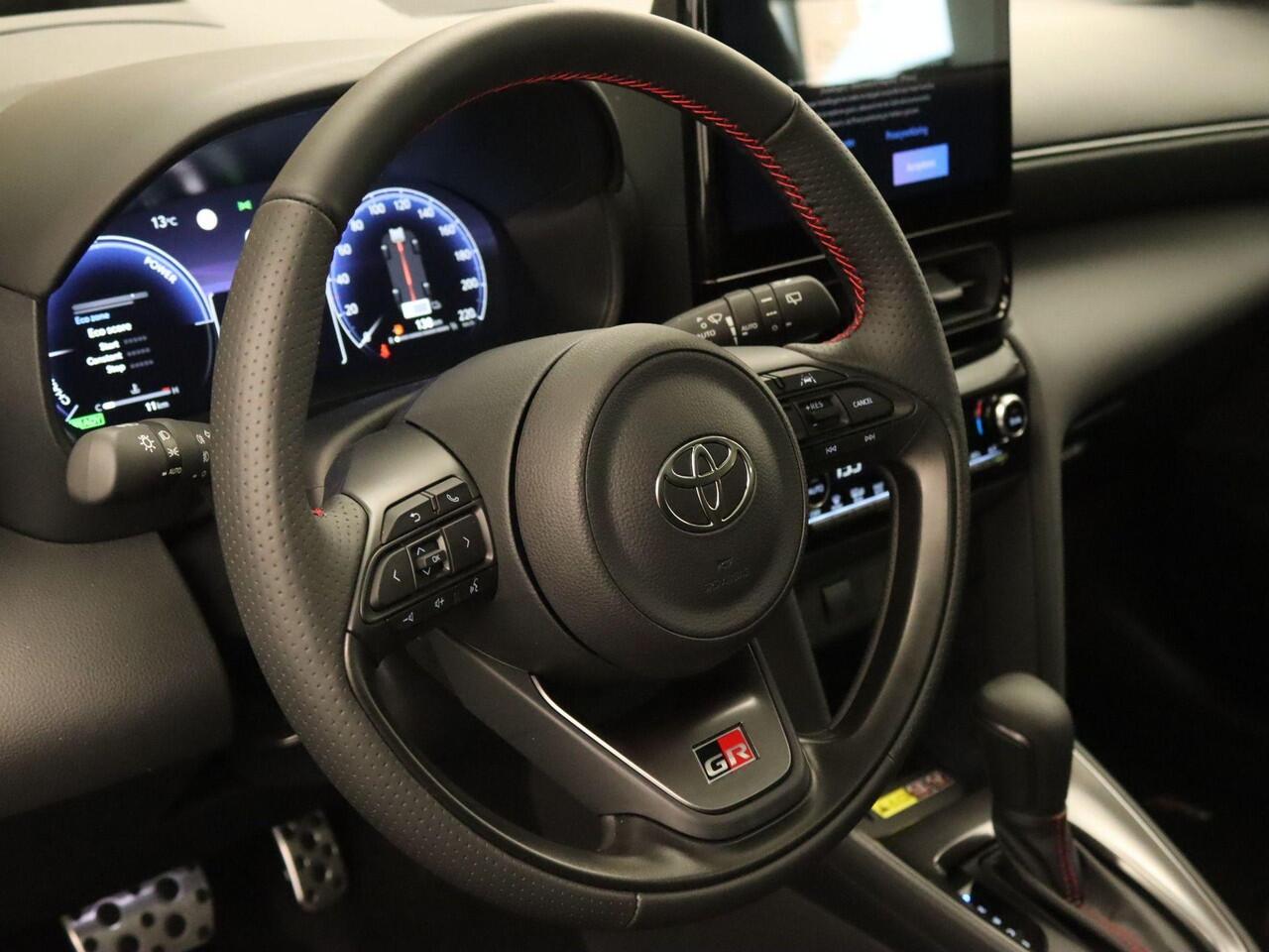 Toyota YARIS Cross 1.5 Hybrid 130 GR SPORT - NIEUW EN DIRECT UIT VOORRAAD LEVERBAAR - PANORAMADAK - PARKEERSENSOREN VOOR EN ACHTER - HEAD-UP DISPLAY - JBL GELUIDSINSTALLATIE - 360 GRADEN CAMERA - ELEKTRISCHE ACHTERKLEP - VOORRUIT, STOEL EN STUUR VERWARMING - DODEHOEK 