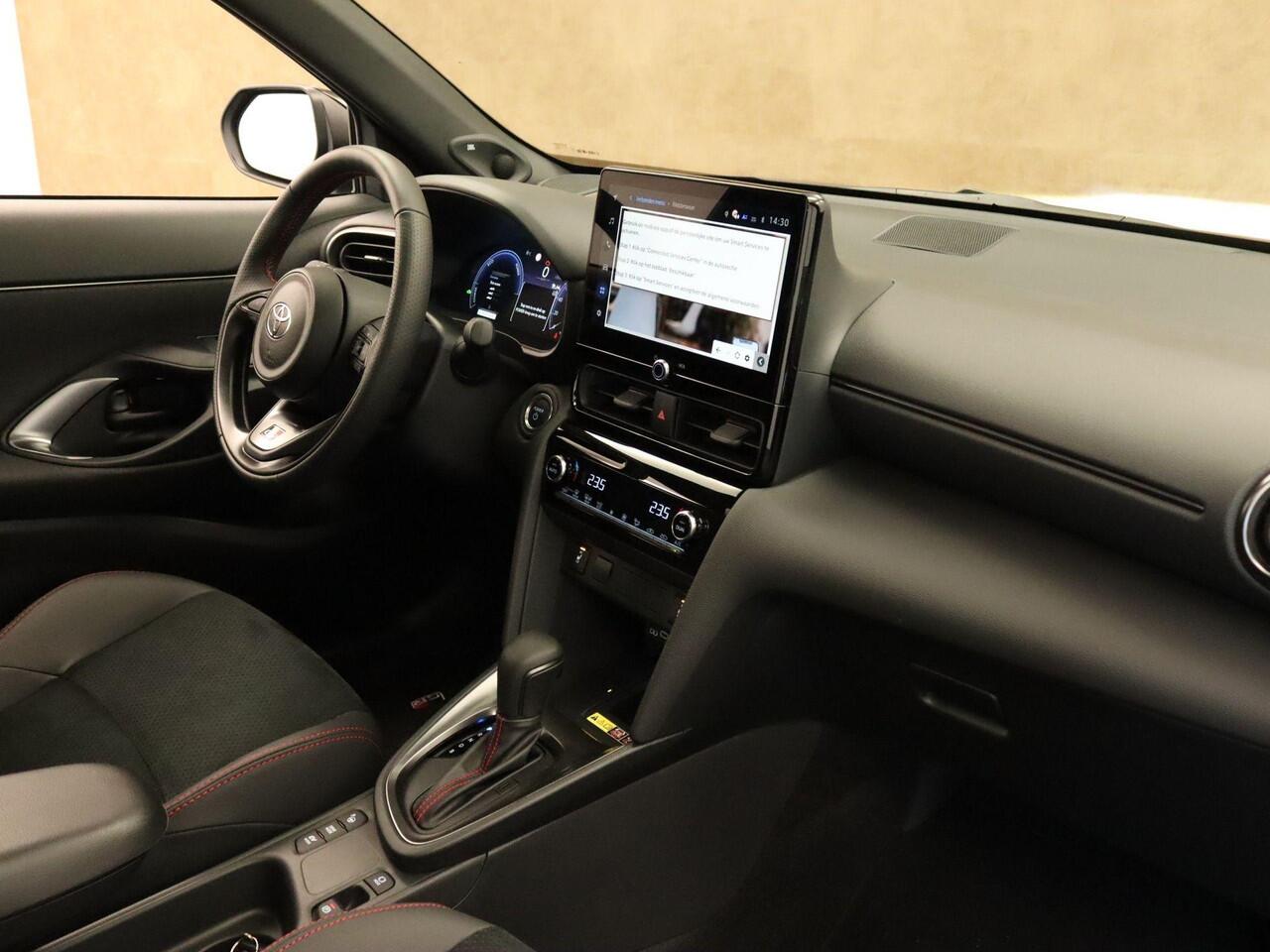 Toyota YARIS Cross 1.5 Hybrid 130 GR SPORT - NIEUW EN DIRECT UIT VOORRAAD LEVERBAAR - PANORAMADAK - PARKEERSENSOREN VOOR EN ACHTER - HEAD-UP DISPLAY - JBL GELUIDSINSTALLATIE - 360 GRADEN CAMERA - ELEKTRISCHE ACHTERKLEP - VOORRUIT, STOEL EN STUUR VERWARMING - DODEHOEK 