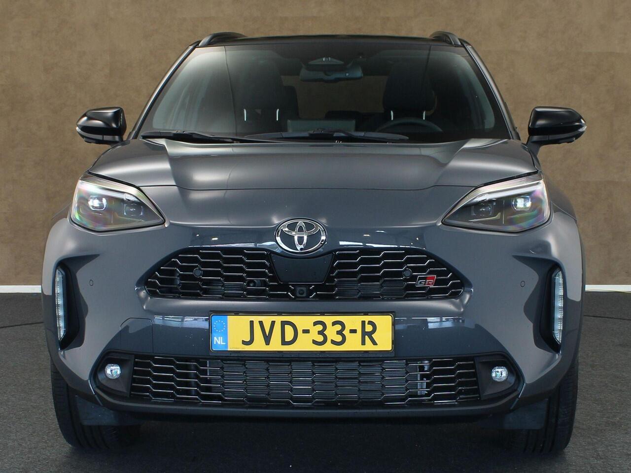 Toyota YARIS Cross 1.5 Hybrid 130 GR SPORT - NIEUW EN DIRECT UIT VOORRAAD LEVERBAAR - PANORAMADAK - PARKEERSENSOREN VOOR EN ACHTER - HEAD-UP DISPLAY - JBL GELUIDSINSTALLATIE - 360 GRADEN CAMERA - ELEKTRISCHE ACHTERKLEP - VOORRUIT, STOEL EN STUUR VERWARMING - DODEHOEK 