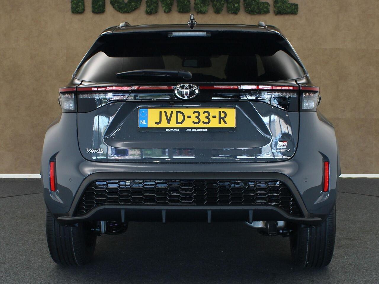 Toyota YARIS Cross 1.5 Hybrid 130 GR SPORT - NIEUW EN DIRECT UIT VOORRAAD LEVERBAAR - PANORAMADAK - PARKEERSENSOREN VOOR EN ACHTER - HEAD-UP DISPLAY - JBL GELUIDSINSTALLATIE - 360 GRADEN CAMERA - ELEKTRISCHE ACHTERKLEP - VOORRUIT, STOEL EN STUUR VERWARMING - DODEHOEK 