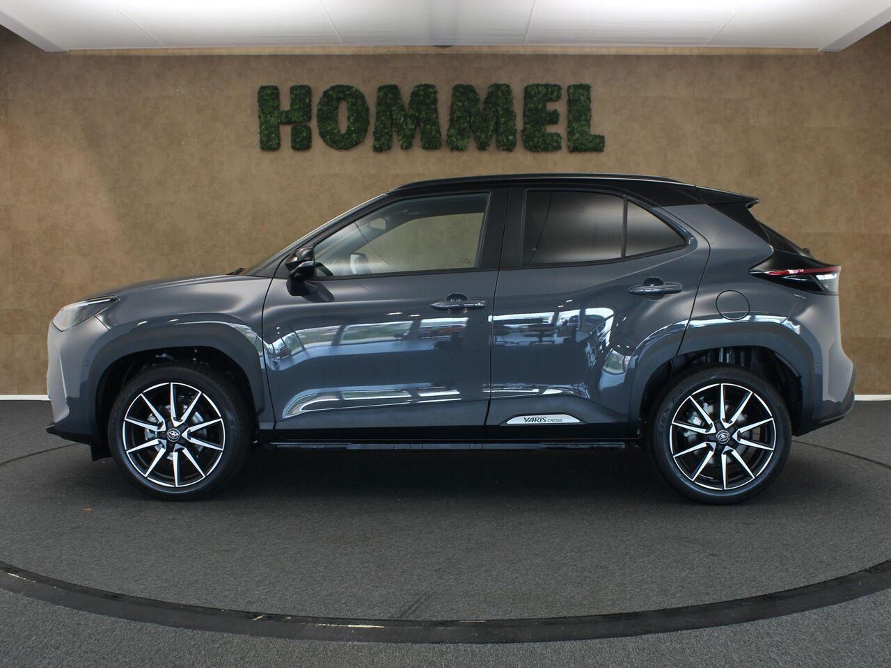 Toyota YARIS Cross 1.5 Hybrid 130 GR SPORT - NIEUW EN DIRECT UIT VOORRAAD LEVERBAAR - PANORAMADAK - PARKEERSENSOREN VOOR EN ACHTER - HEAD-UP DISPLAY - JBL GELUIDSINSTALLATIE - 360 GRADEN CAMERA - ELEKTRISCHE ACHTERKLEP - VOORRUIT, STOEL EN STUUR VERWARMING - DODEHOEK 