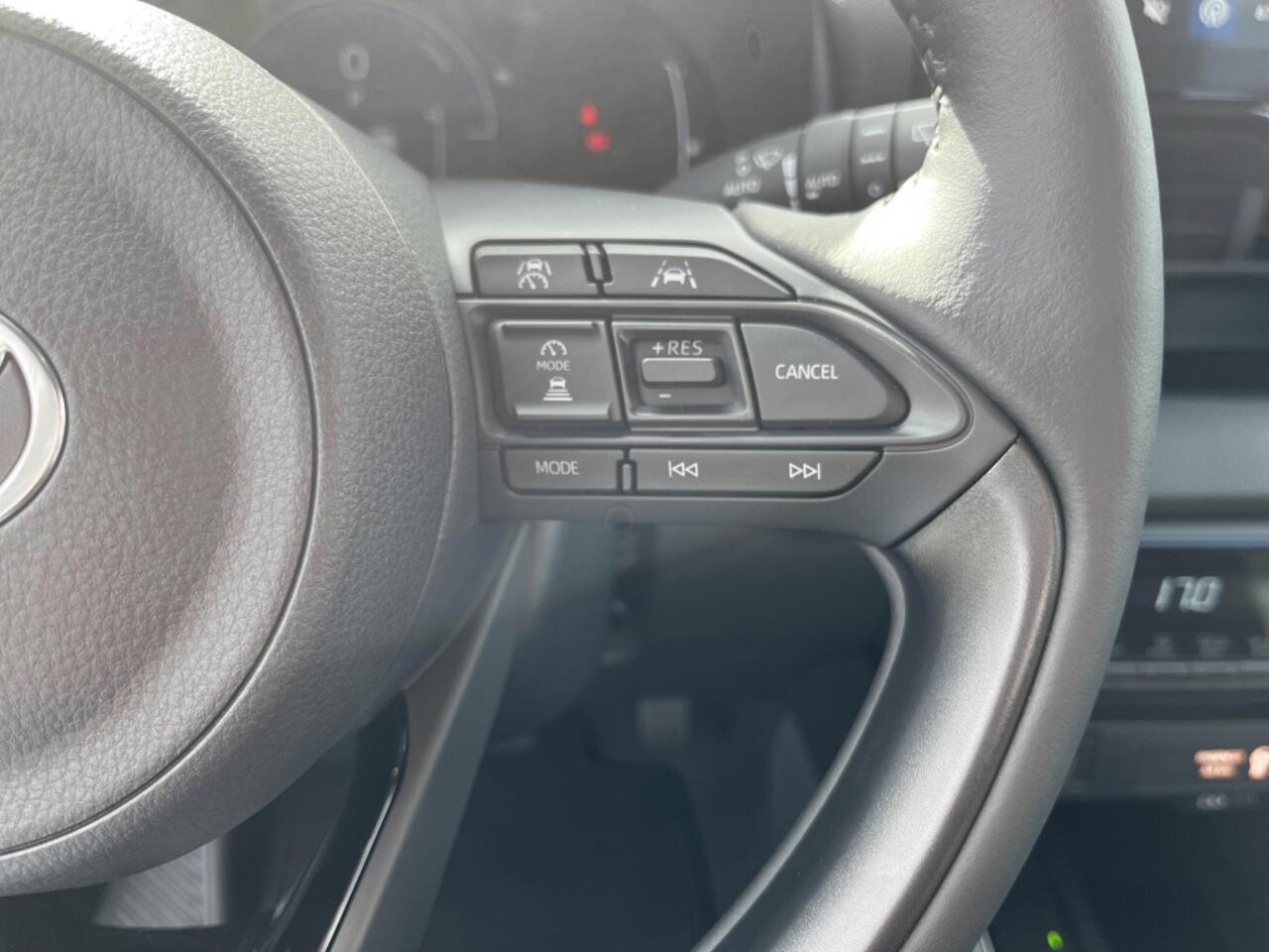 Toyota YARIS 1.5 Hybrid Black edition 115pk | Stoel en Stuur verwarming.