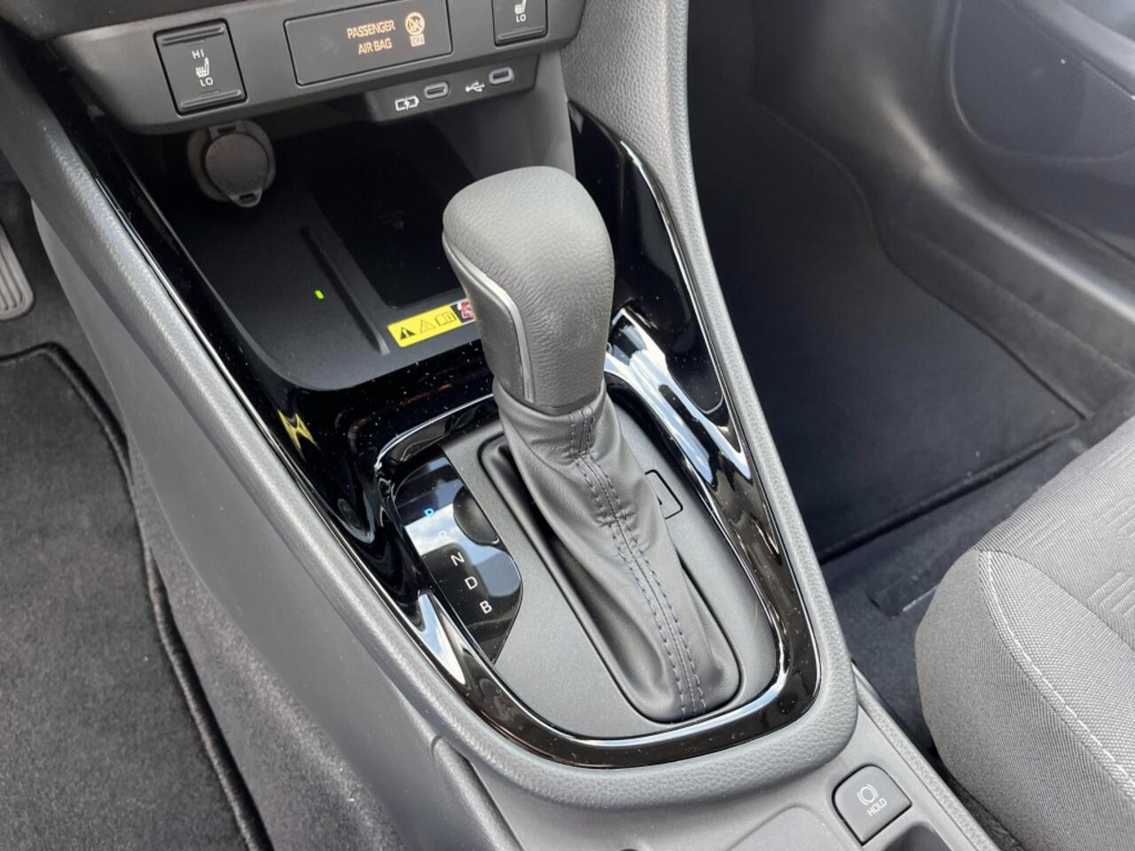 Toyota YARIS 1.5 Hybrid Black edition 115pk | Stoel en Stuur verwarming.