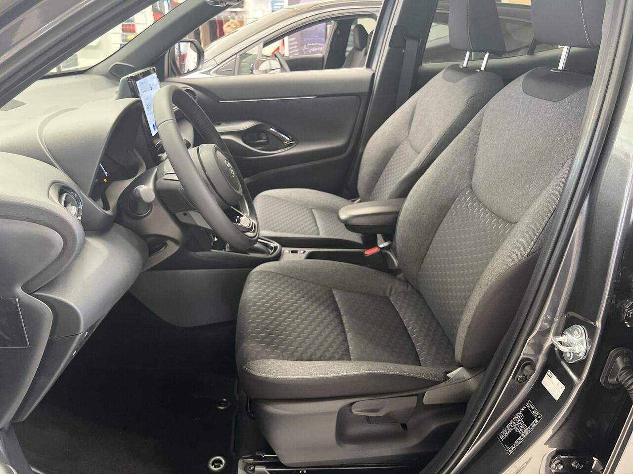 Toyota YARIS Cross 1.5 Hybrid 115 Dynamic **COMFORT PACK/ DODEHOEK DETECTIE/ STUURVERWARMING/ PARKEERSENSOREN**