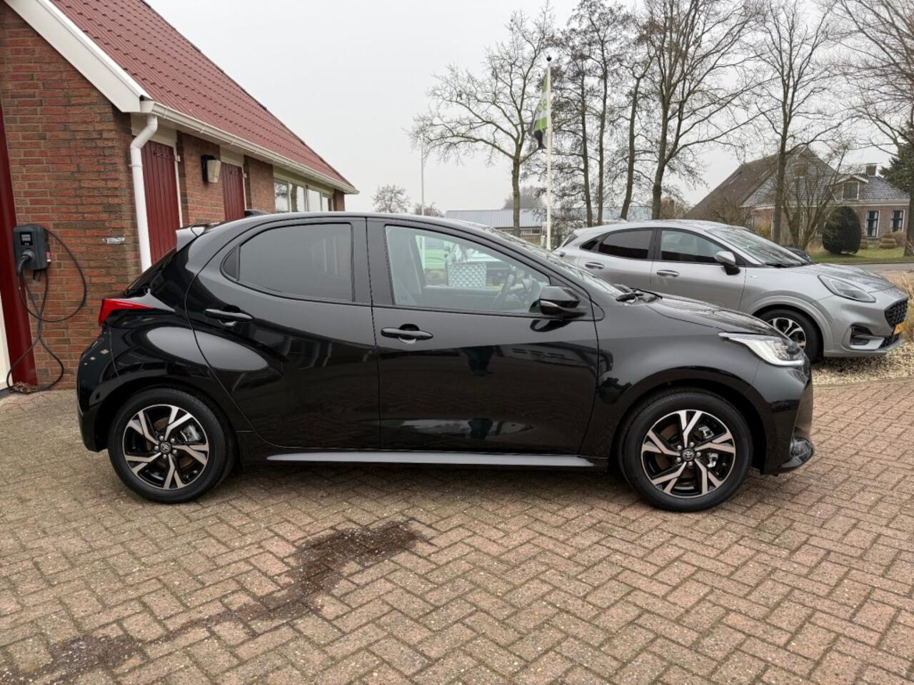 Toyota YARIS 1.5 HYBRID 5-DRS DYNAMIC AUTOMAAT! LUXE UITVOERING NIEUWE AUTO!