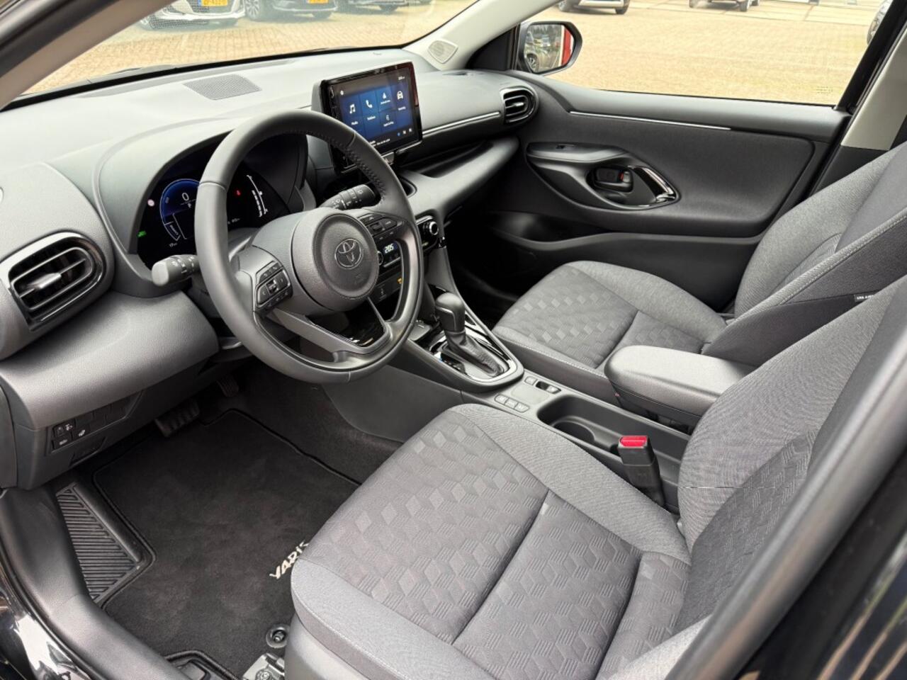 Toyota YARIS 1.5 HYBRID 5-DRS DYNAMIC AUTOMAAT! LUXE UITVOERING NIEUWE AUTO!