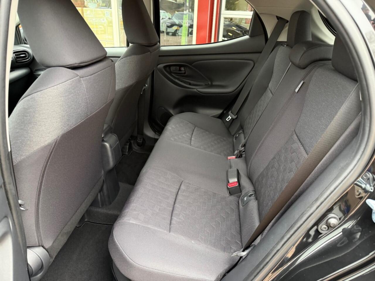 Toyota YARIS 1.5 HYBRID 5-DRS DYNAMIC AUTOMAAT! LUXE UITVOERING NIEUWE AUTO!