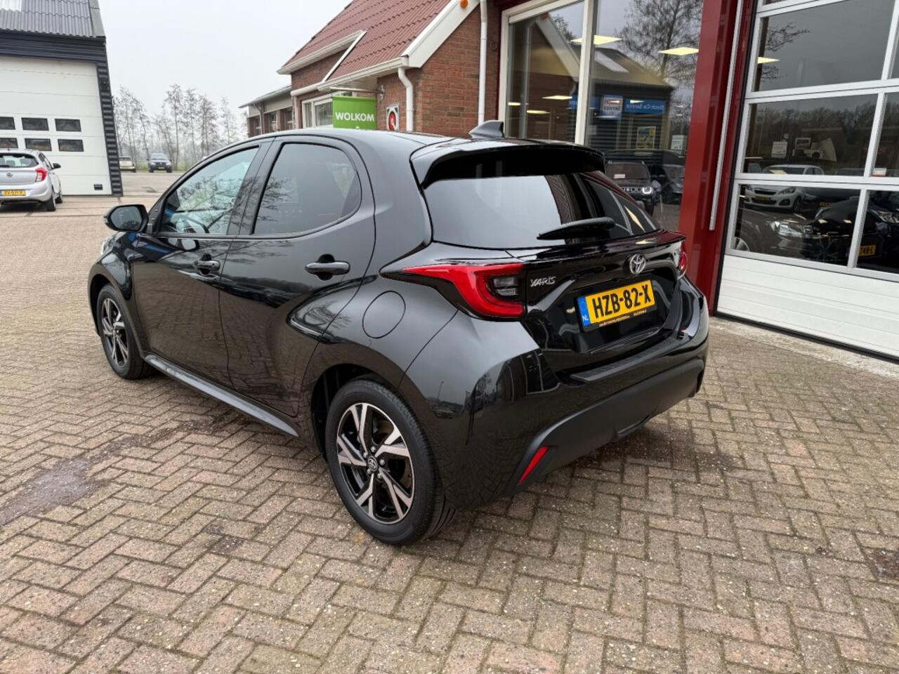 Toyota YARIS 1.5 HYBRID 5-DRS DYNAMIC AUTOMAAT! LUXE UITVOERING NIEUWE AUTO!