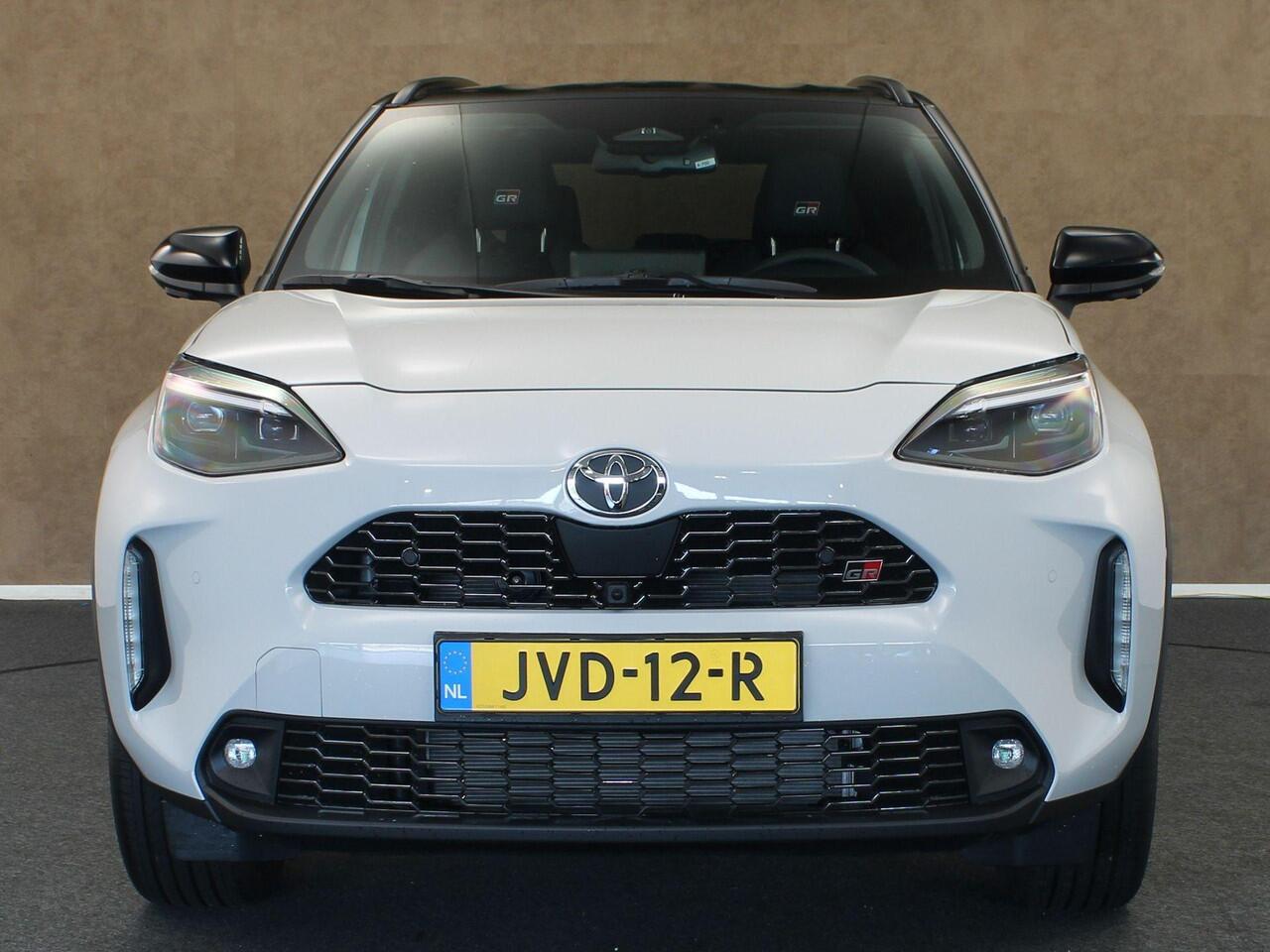 Toyota YARIS Cross 1.5 Hybrid 130 GR SPORT - ELEKTRISCHE ACHTERKLEP - CAMERA - PARKEERSENSOREN VOOR/ ACHTER - PARKEERASSISTENT - HEAD UP DISPLAY - DODEHOEK DETECTIE - VOORSTOELEN VERWARMD - STUUR VERWARMD - VOORRUIT VERWARMD - KEYLESS ENTRY/ START - SPORTSTOELEN