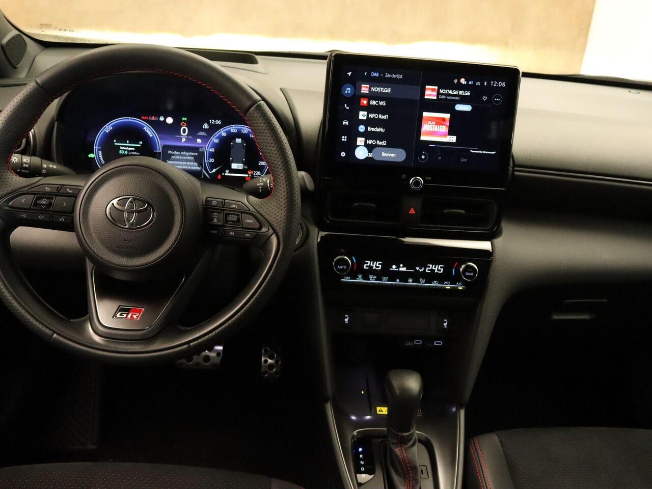 Toyota YARIS Cross 1.5 Hybrid 130 GR SPORT - ELEKTRISCHE ACHTERKLEP - CAMERA - PARKEERSENSOREN VOOR/ ACHTER - PARKEERASSISTENT - HEAD UP DISPLAY - DODEHOEK DETECTIE - VOORSTOELEN VERWARMD - STUUR VERWARMD - VOORRUIT VERWARMD - KEYLESS ENTRY/ START - SPORTSTOELEN