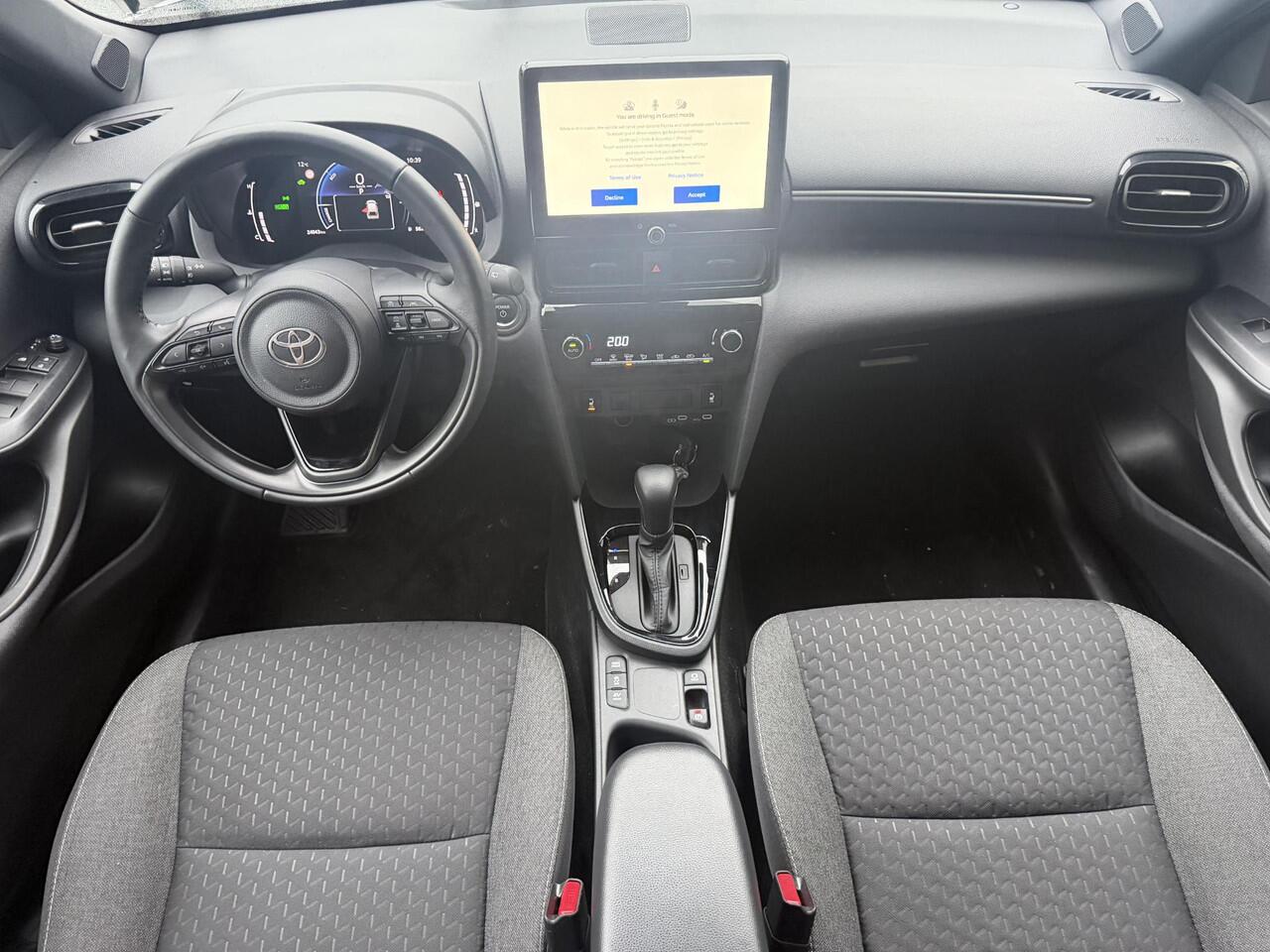 Toyota YARIS Cross 1.5 Hybrid 115 First Edition met Comfort Pack | Dodehoek detectie | Stoel & stuur verwarming | PDC sensoren V+A