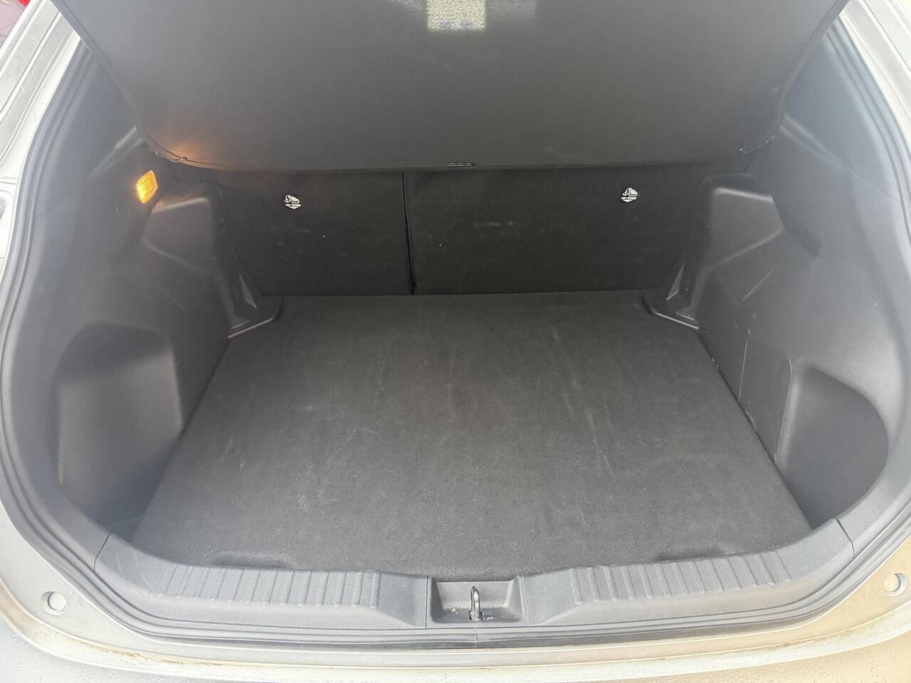 Toyota YARIS Cross 1.5 Hybrid 115 First Edition met Comfort Pack | Dodehoek detectie | Stoel & stuur verwarming | PDC sensoren V+A