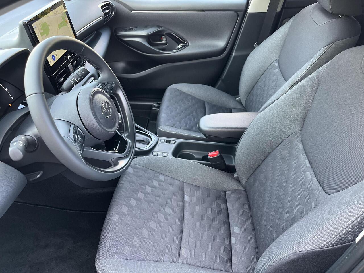 Toyota YARIS 1.5 Hybrid 115 Dynamic | Forest green metallic | Nieuw uit voorraad leverbaar |