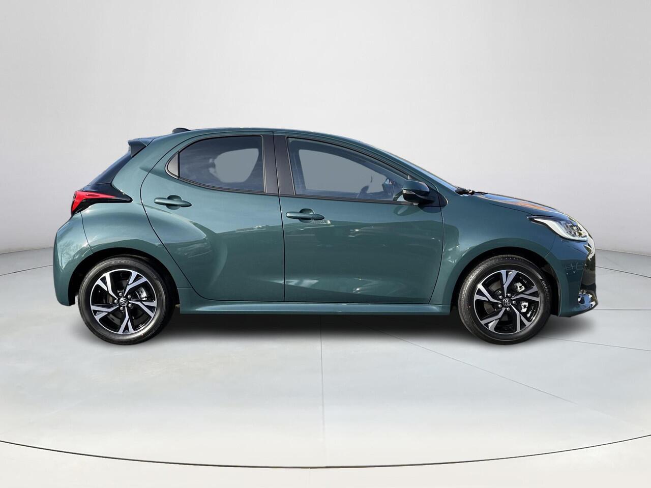 Toyota YARIS 1.5 Hybrid 115 Dynamic | Forest green metallic | Nieuw uit voorraad leverbaar |