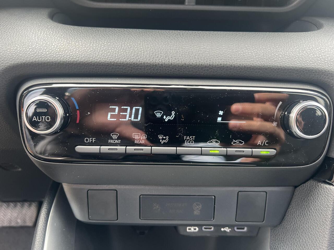 Toyota YARIS 1.5 Hybrid 115 Comfort Snel leverbaar! Meerdere kleuren snel leverbaar! incl. geldende premies. Bel: 0344-611400 voor de mogelijkheden