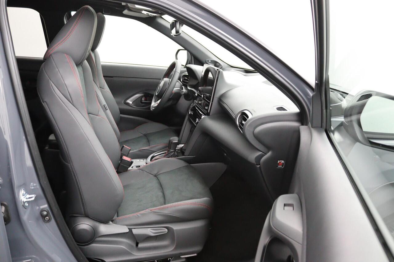 Toyota YARIS Cross 1.5 Hybrid 130 GR SPORT | GR Sport Plus Pack | Nieuwe Auto | Panoramadak | JBL | Stoelverwarming |