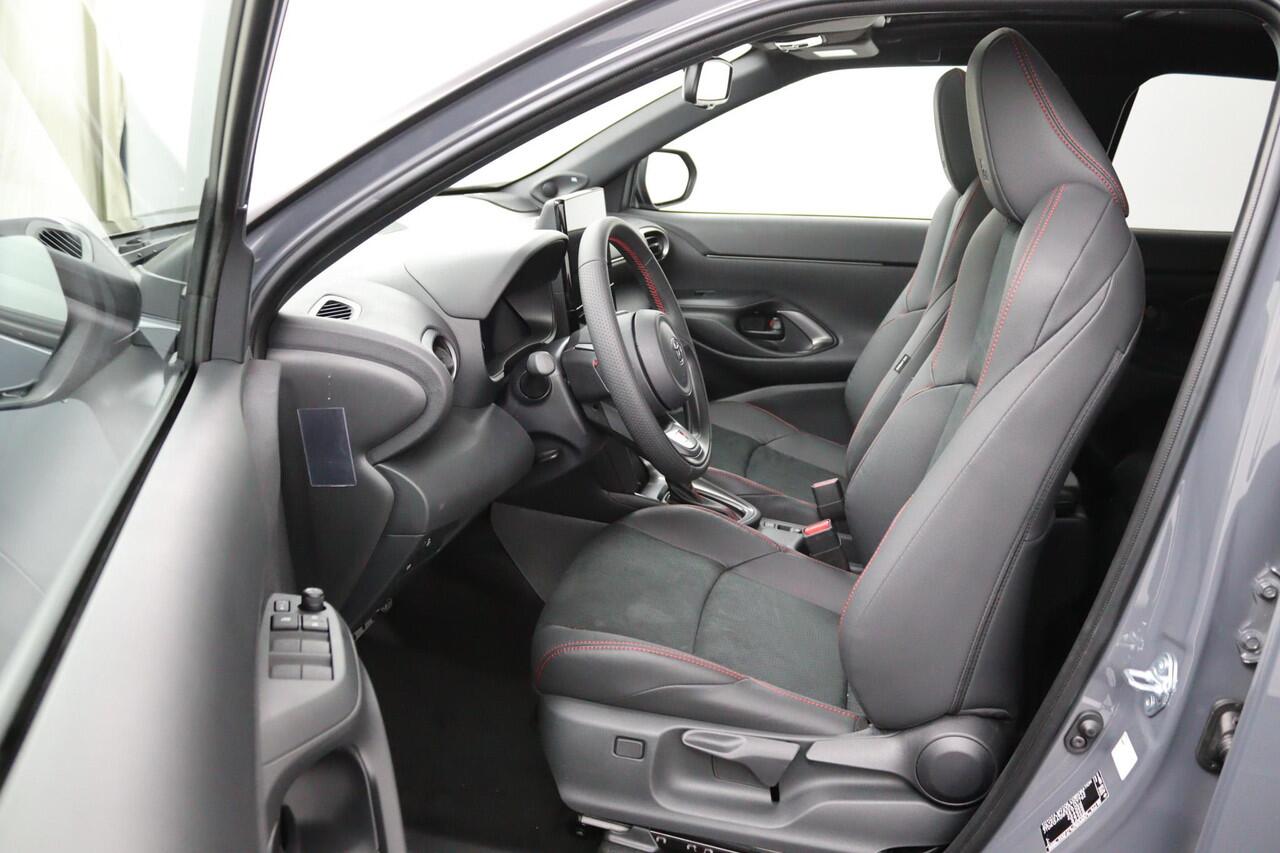 Toyota YARIS Cross 1.5 Hybrid 130 GR SPORT | GR Sport Plus Pack | Nieuwe Auto | Panoramadak | JBL | Stoelverwarming |