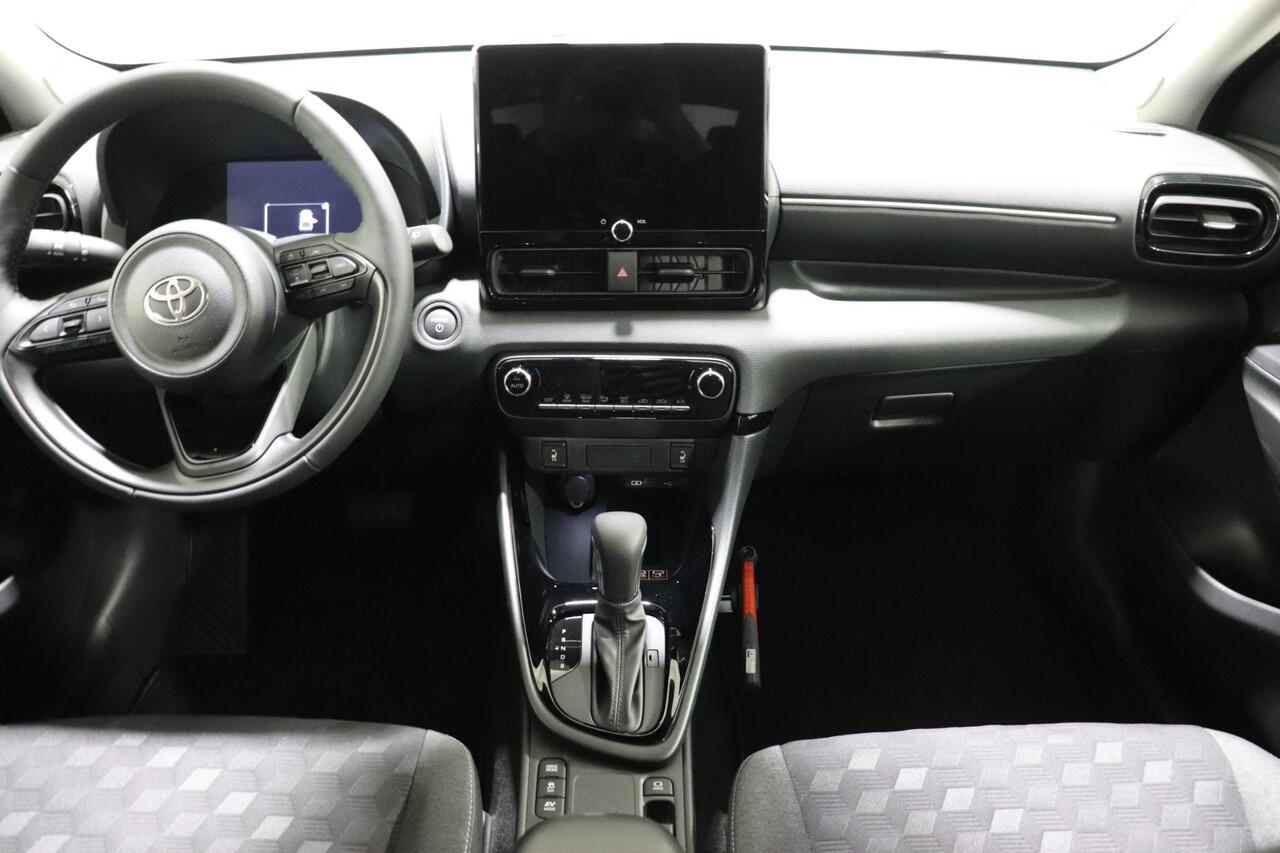 Toyota YARIS 1.5 Hybrid 115 Dynamic, ¤2.000,- Inruilpremie, BSM, Sensoren, Stuur & Stoelverwarming!