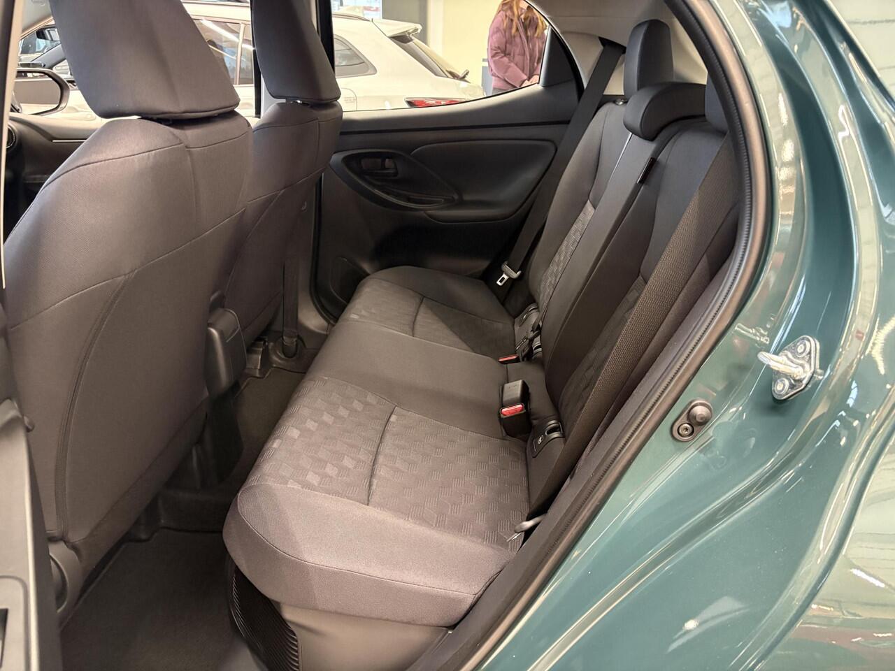 Toyota YARIS 1.5 Hybrid 115 Comfort **NIEUWE AUTO/ FORREST GREEN**