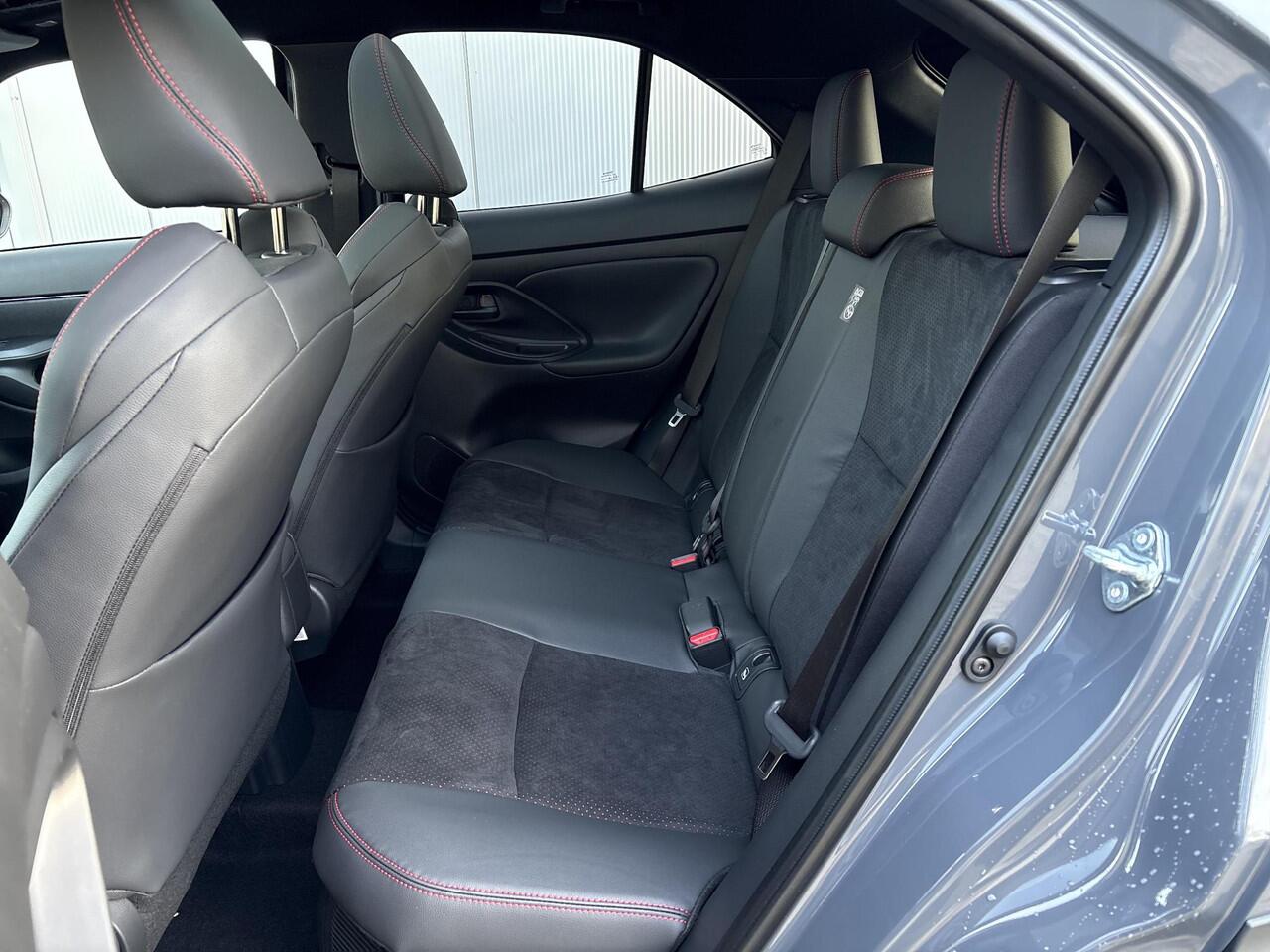 Toyota YARIS Cross 1.5 Hybrid 130 GR SPORT **NIEUWE AUTO/ PANORAMA DAK/ DIRECT LEVERBAAR**