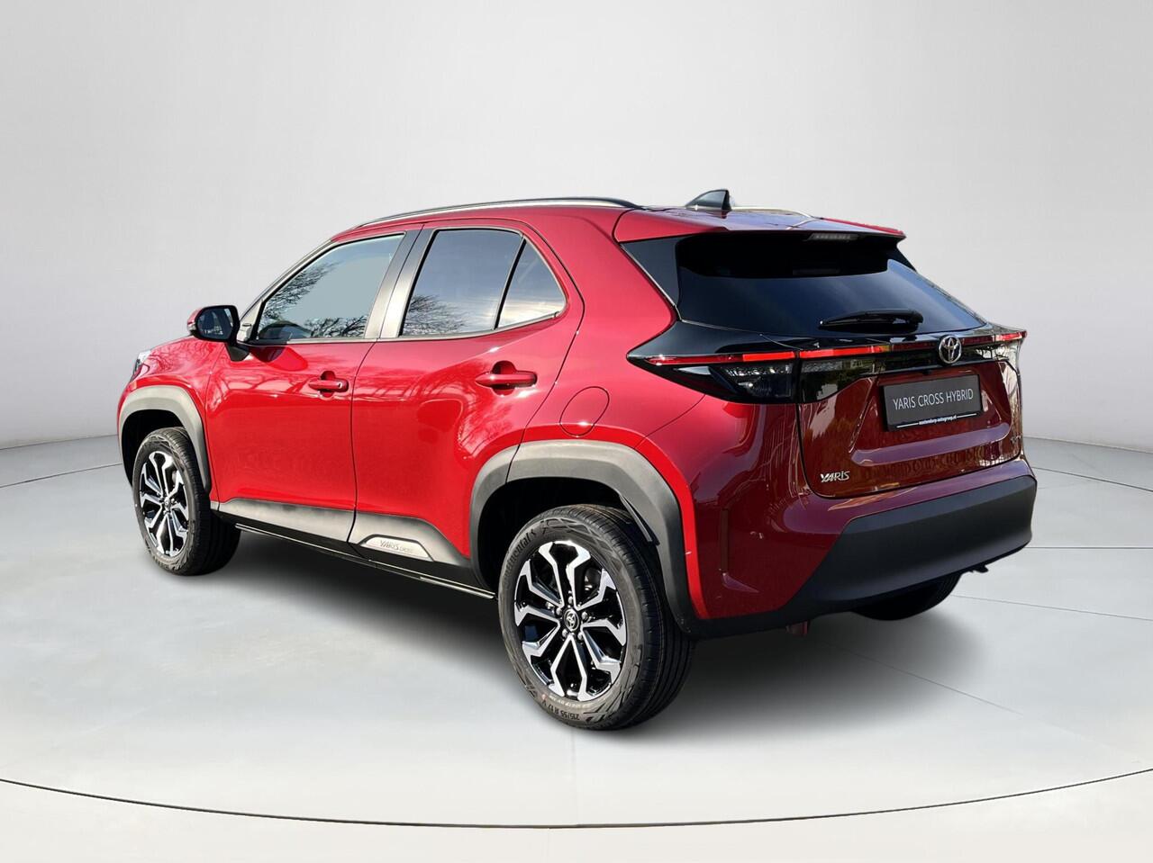 Toyota YARIS Cross 1.5 Hybrid 130 Dynamic | Emotional red premium metallic | 2026 model | Nieuw uit voorraad leverbaar |