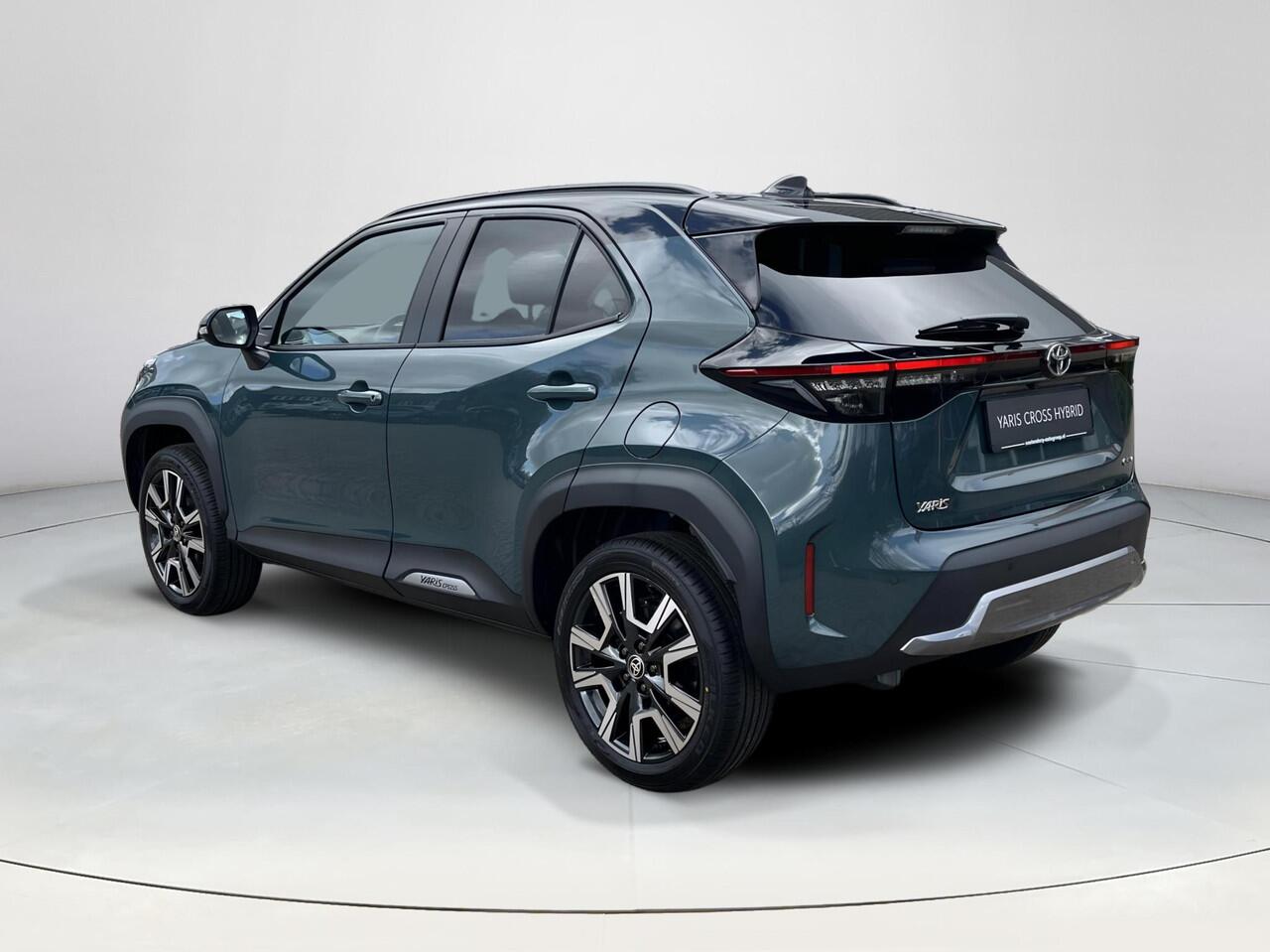 Toyota YARIS Cross 1.5 Hybrid 130 Executive | Premium Pack | Forest green met zwart dak | Nieuw uit voorraad leverbaar |