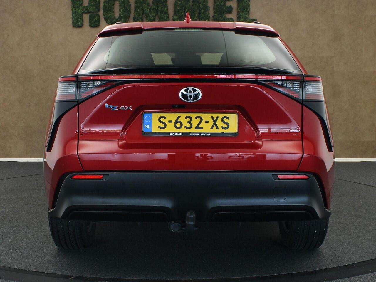 Toyota bZ4X Active 71 kWh SOH 97.9%!! - ORIGINEEL NEDERLANDSE AUTO - TREKHAAK (TREKGEWICHT 750 KG) - ADAPTIEVE CRUISE CONTROL - APPLE CARPLAY/ANDROID AUTO - CLIMATE CONTROL - NAVIGATIE FULL MAP - CAMERA - KEYLESS ENTRY/START