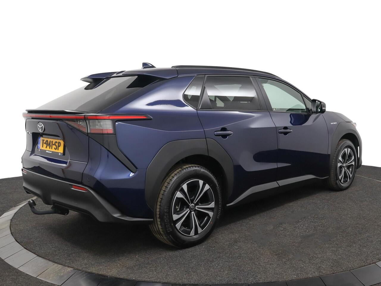 Toyota bZ4X Business Plus 71 kWh | 360 Camera | Dodehoek detectie | Parkeer sensoren voor + achter | Electrische achterklep | Stoelverwarming | Stuurverwarming | Trekhaak |