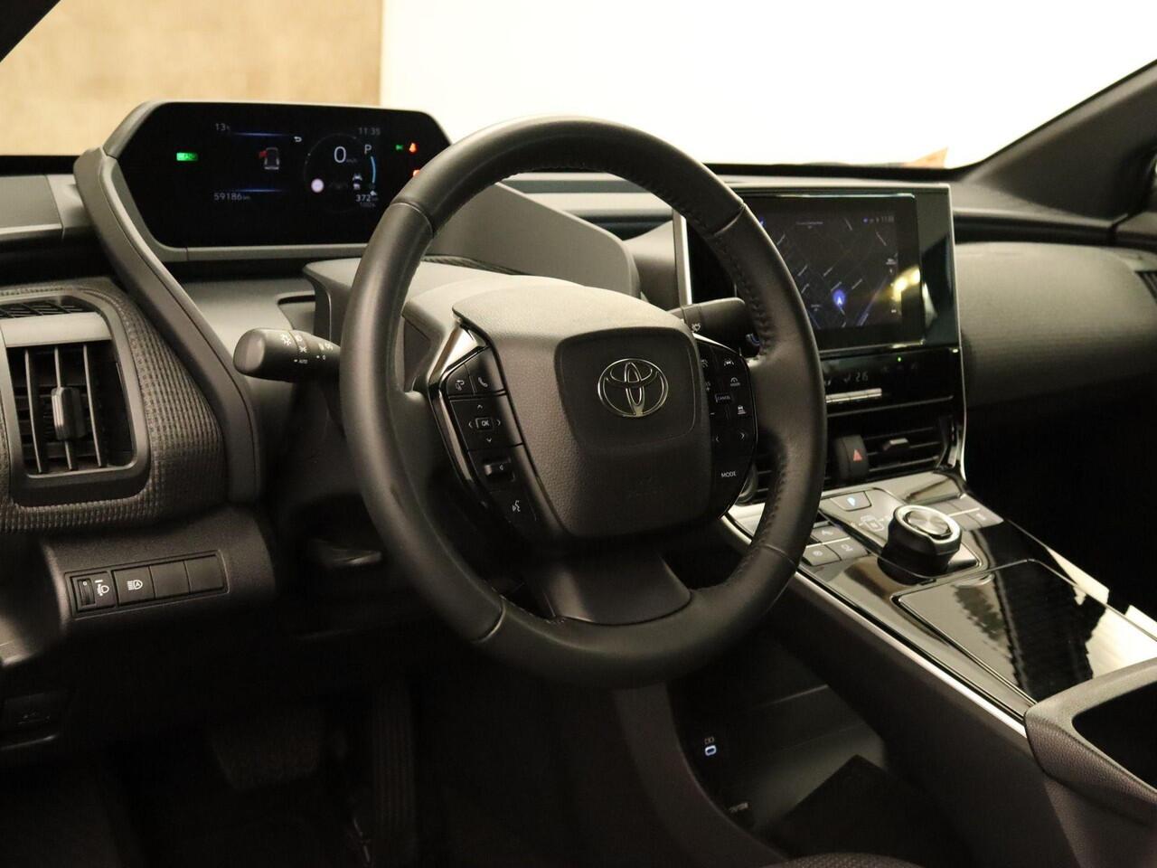 Toyota bZ4X Active 71 kWh -SOH 97,1% !!!- ORIGINEEL NEDERLANDSE AUTO - AFKOMSTIG VAN 1E EIGENAAR - 2 LAADKABELS - 3 FASE - CAMERA - ALARM KLASSE 3 MET KIWA CERTIFICAAT - NAVIGATIE - ADAPTIEVE CRUISE CONTROL - CLIMATE CONTROL - KEYLESS ENTRY/ START