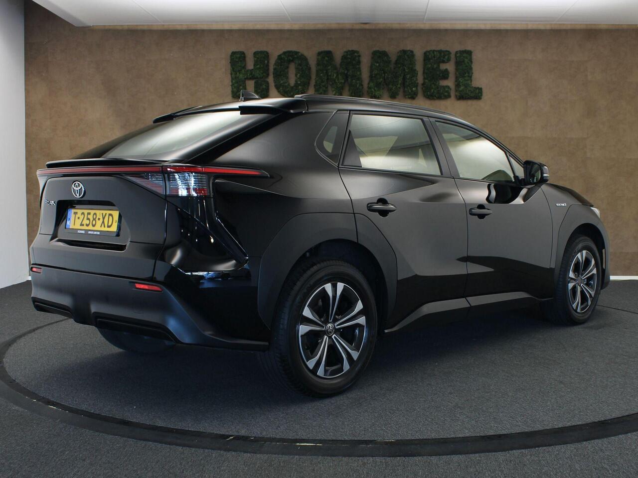 Toyota bZ4X Active 71 kWh -SOH 97,1% !!!- ORIGINEEL NEDERLANDSE AUTO - AFKOMSTIG VAN 1E EIGENAAR - 2 LAADKABELS - 3 FASE - CAMERA - ALARM KLASSE 3 MET KIWA CERTIFICAAT - NAVIGATIE - ADAPTIEVE CRUISE CONTROL - CLIMATE CONTROL - KEYLESS ENTRY/ START