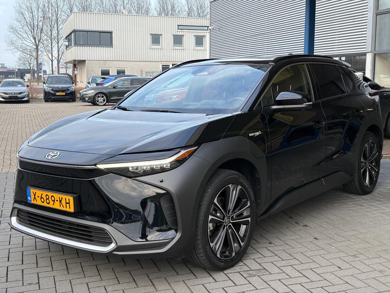 Toyota bZ4X Premium 71 kWh | 97% SOH! | Leder | Stoel- Verwarming & Ventilatie | Panoramadak | 360 Camera | Adaptive Cruise |