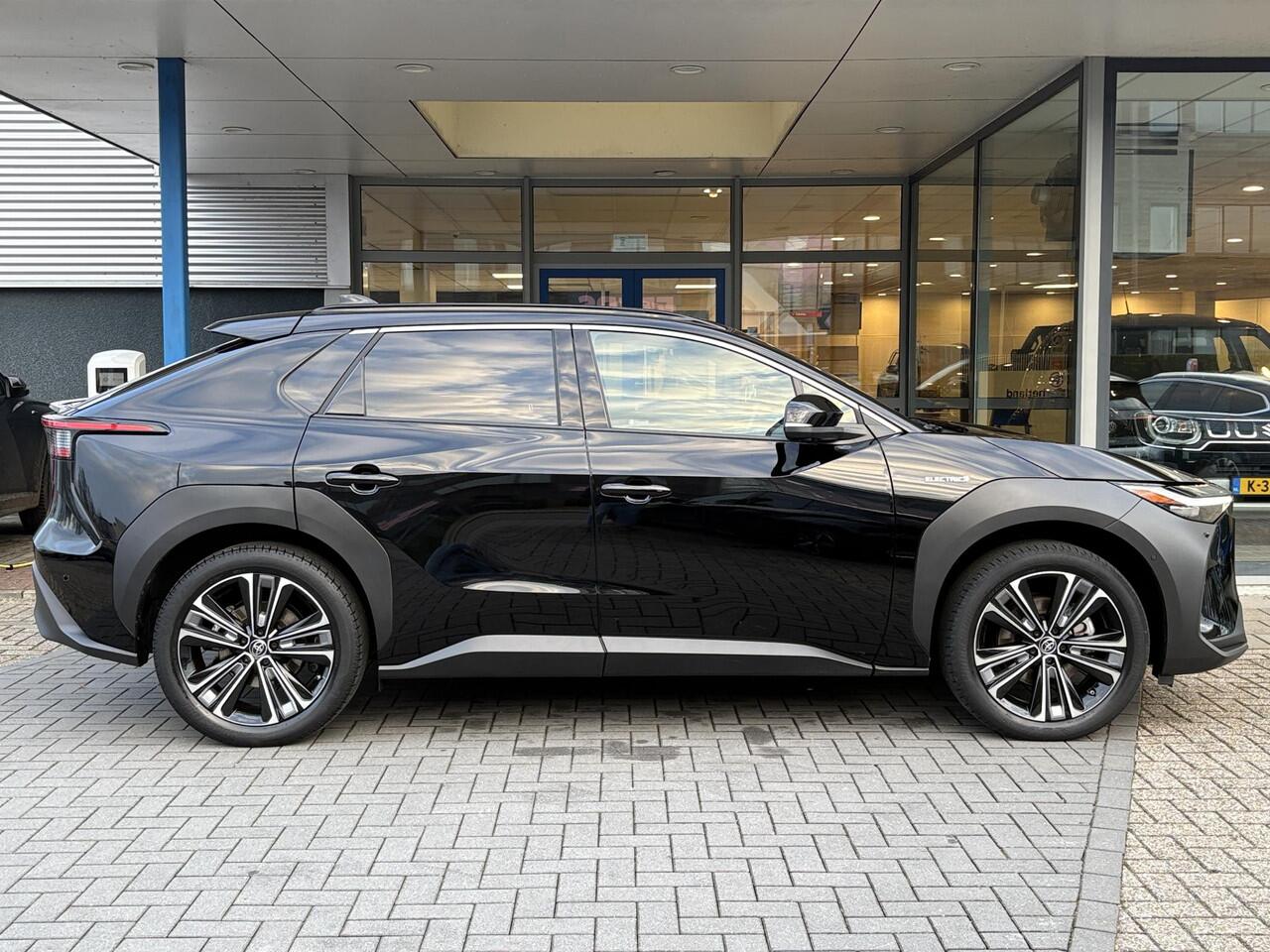 Toyota bZ4X Premium 71 kWh | 97% SOH! | Leder | Stoel- Verwarming & Ventilatie | Panoramadak | 360 Camera | Adaptive Cruise |