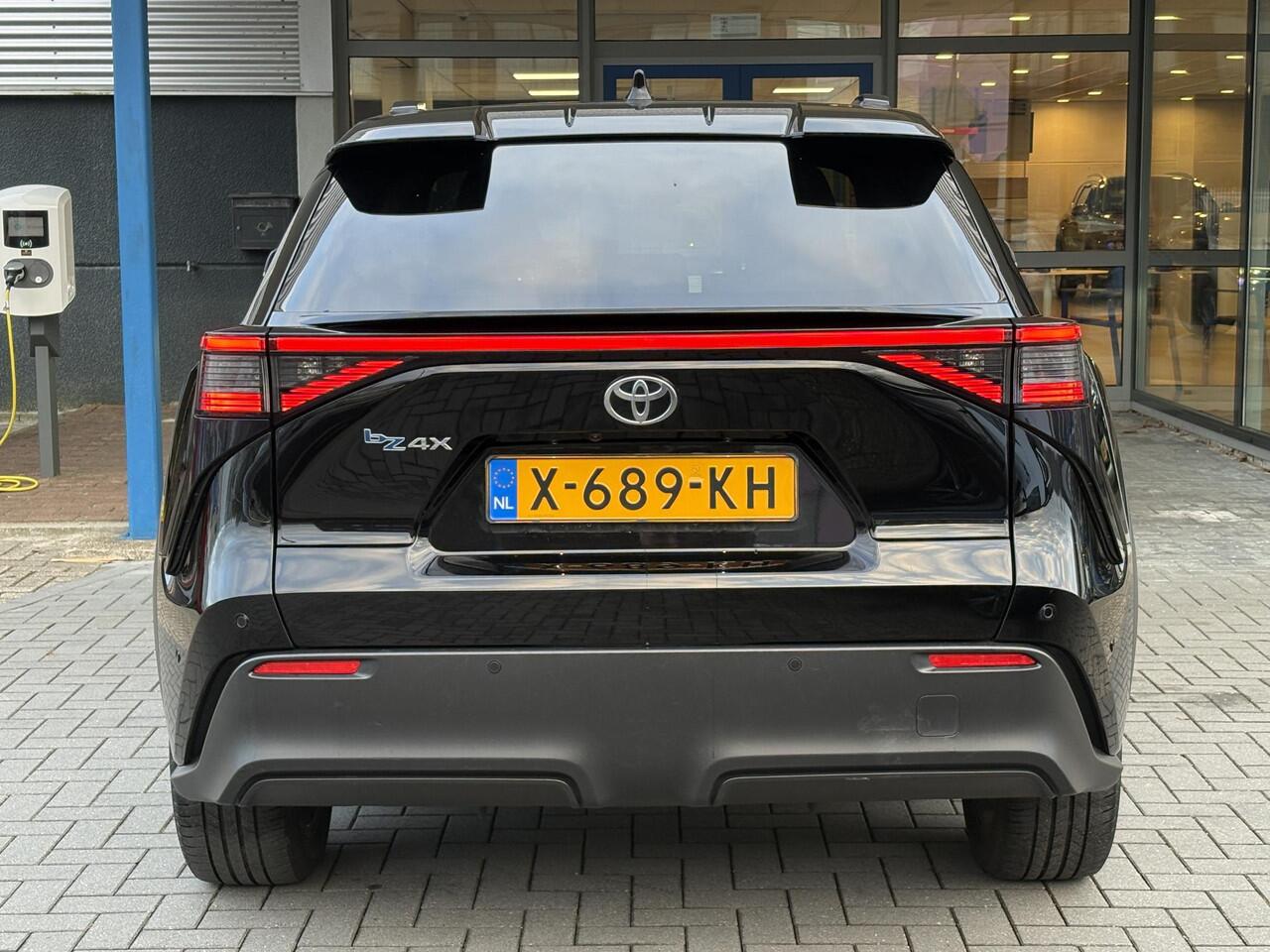 Toyota bZ4X Premium 71 kWh | 97% SOH! | Leder | Stoel- Verwarming & Ventilatie | Panoramadak | 360 Camera | Adaptive Cruise |