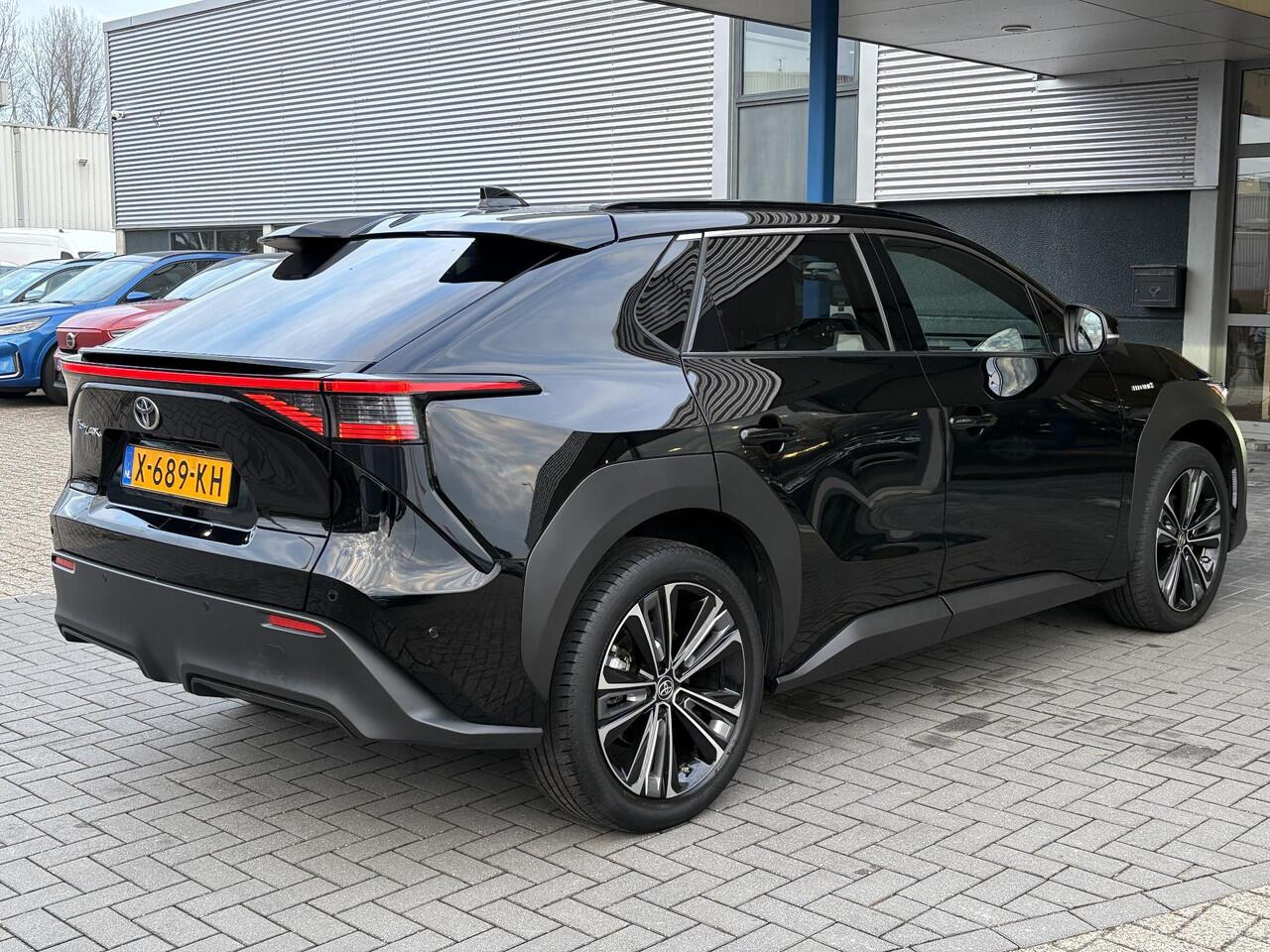 Toyota bZ4X Premium 71 kWh | 97% SOH! | Leder | Stoel- Verwarming & Ventilatie | Panoramadak | 360 Camera | Adaptive Cruise |