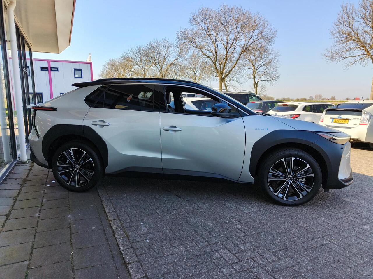 Toyota bZ4X Premium 71 kWh Bi-Tone | Panorama | JBL | Leer | Compleet