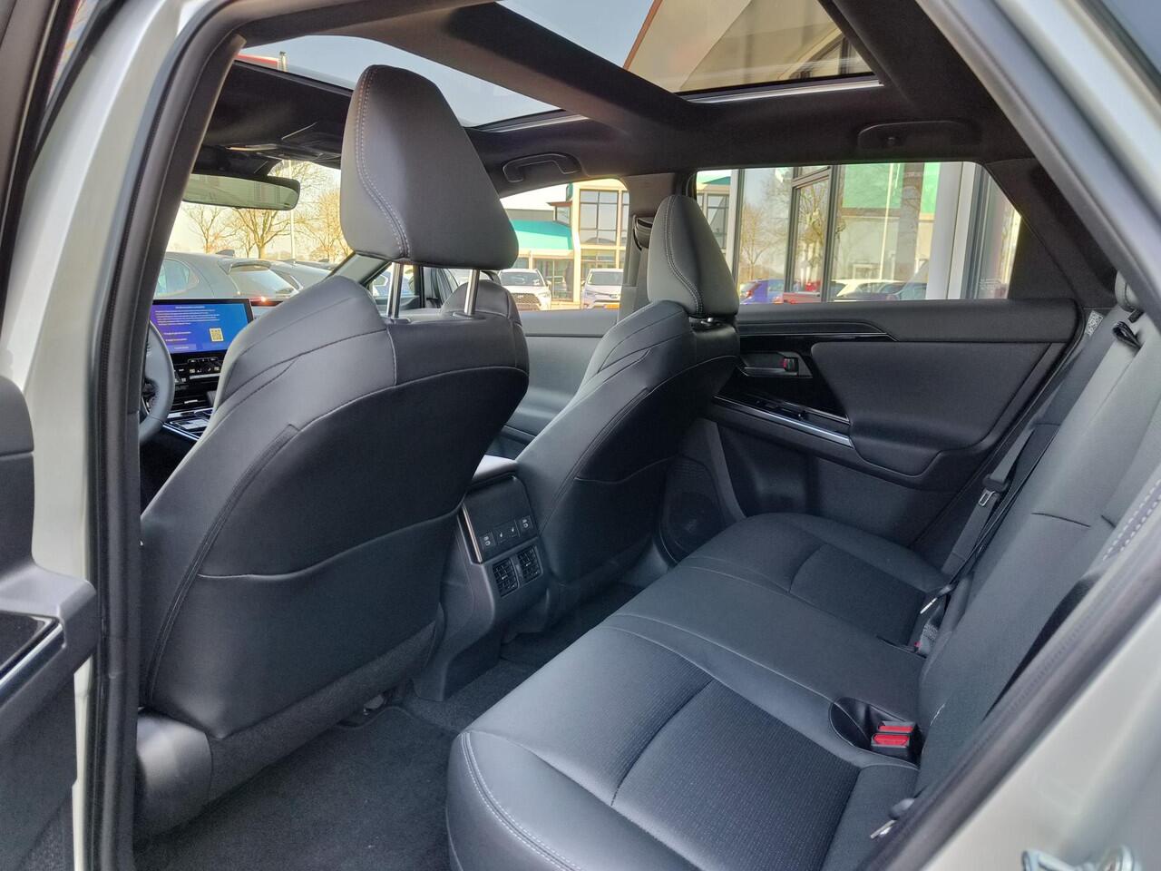 Toyota bZ4X Premium 71 kWh Bi-Tone | Panorama | JBL | Leer | Compleet