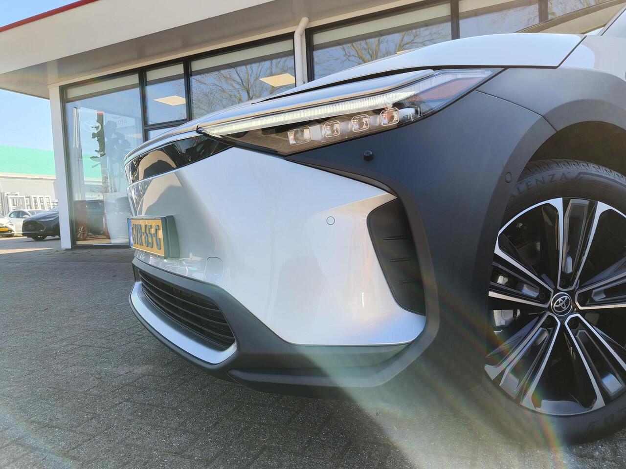 Toyota bZ4X Premium 71 kWh Bi-Tone | Panorama | JBL | Leer | Compleet