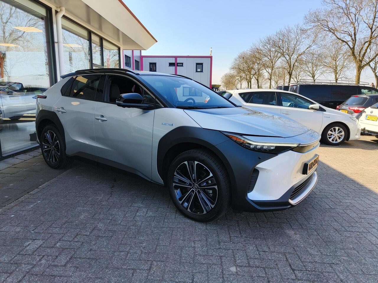 Toyota bZ4X Premium 71 kWh Bi-Tone | Panorama | JBL | Leer | Compleet